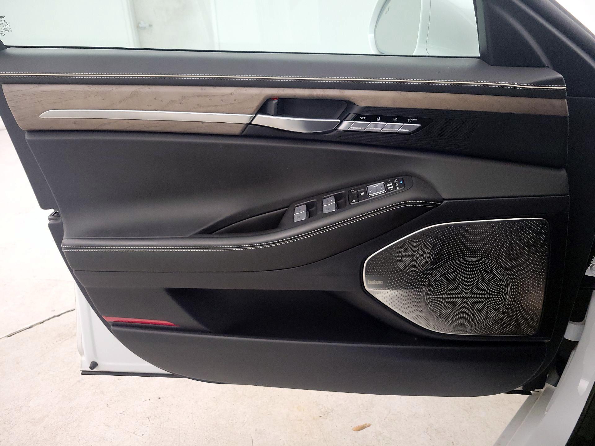 Thumbnail: 2021 Genesis G90 - 12