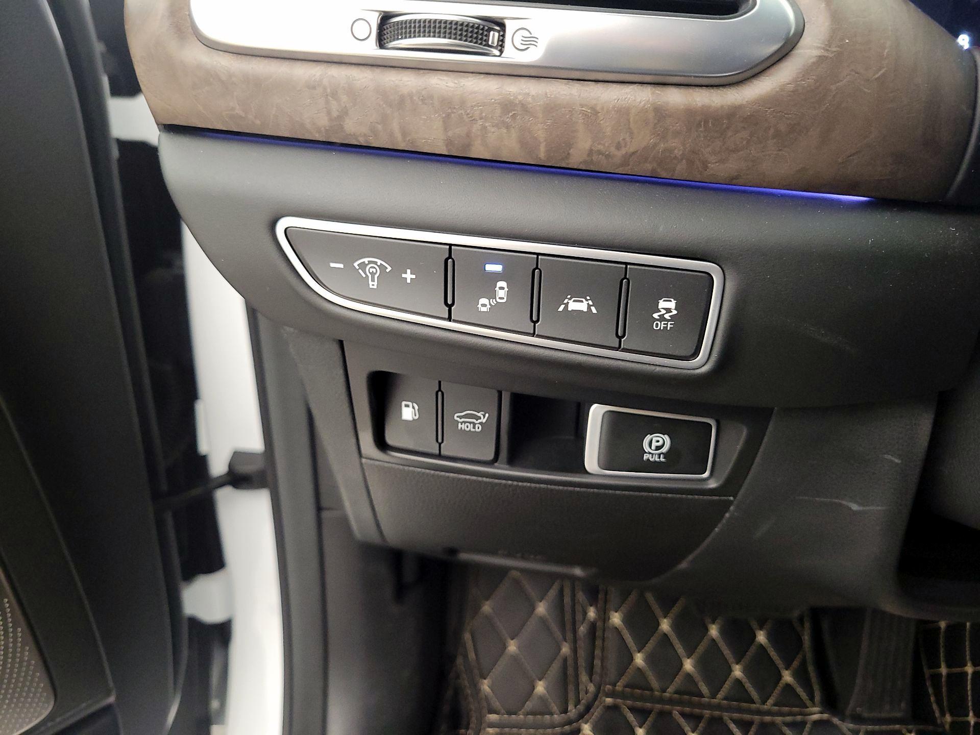 Thumbnail: 2021 Genesis G90 - 13