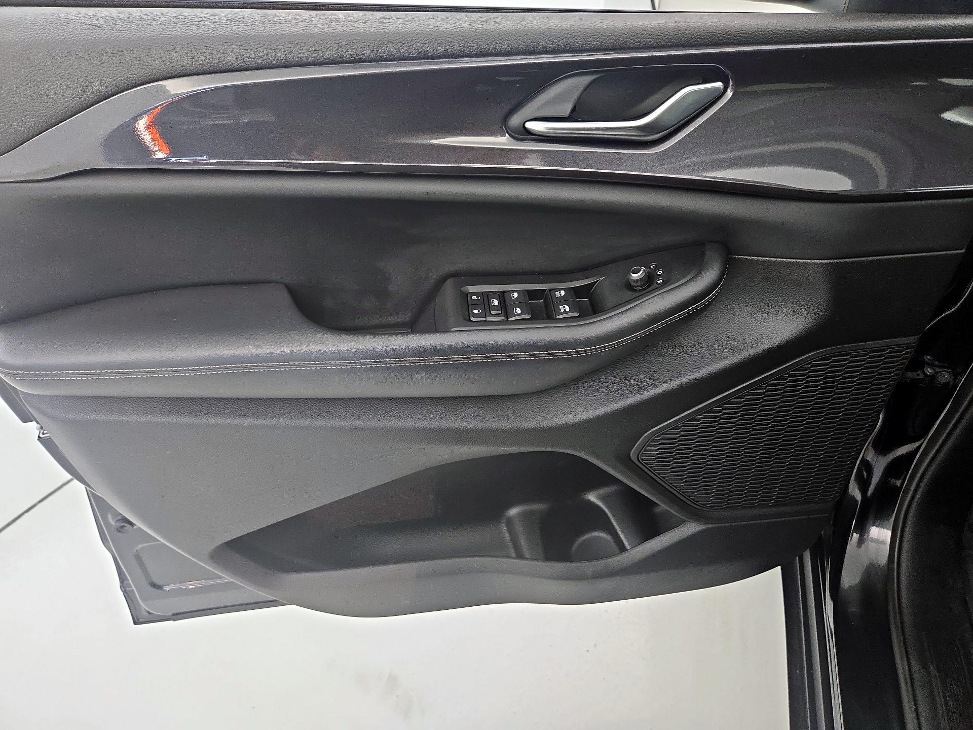 Thumbnail: 2023 Jeep Grand Cherokee - 12