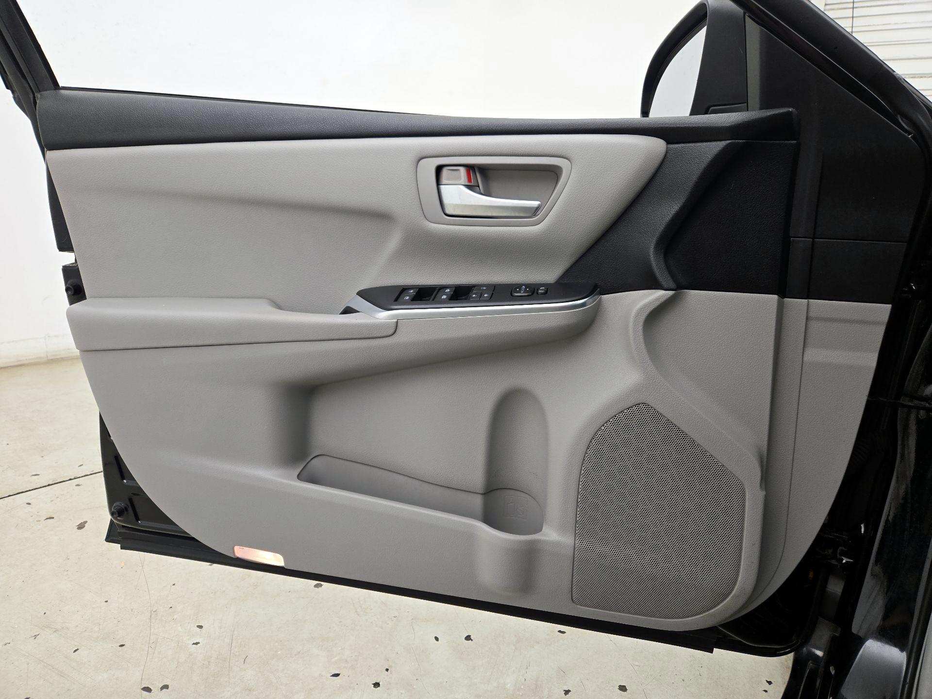 Thumbnail: 2016 Toyota Camry - 12