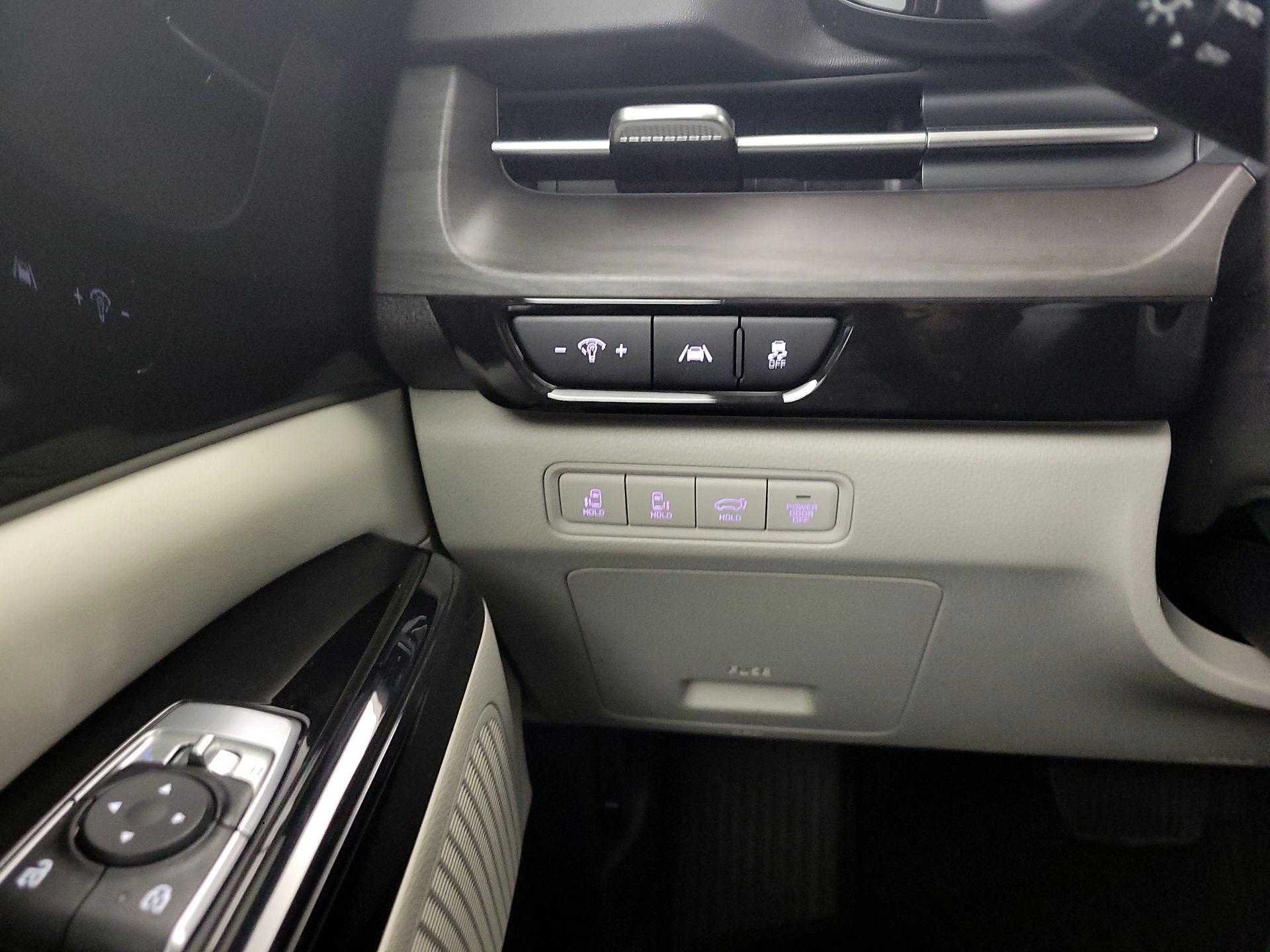 Thumbnail: 2023 Kia Carnival - 13