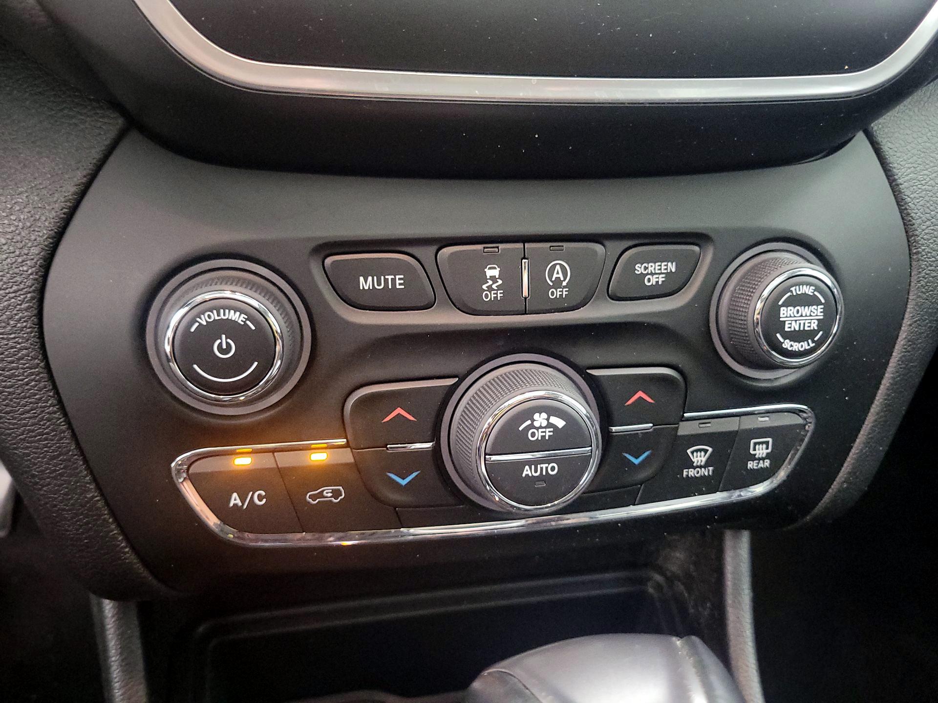 Thumbnail: 2020 Jeep Cherokee - 14
