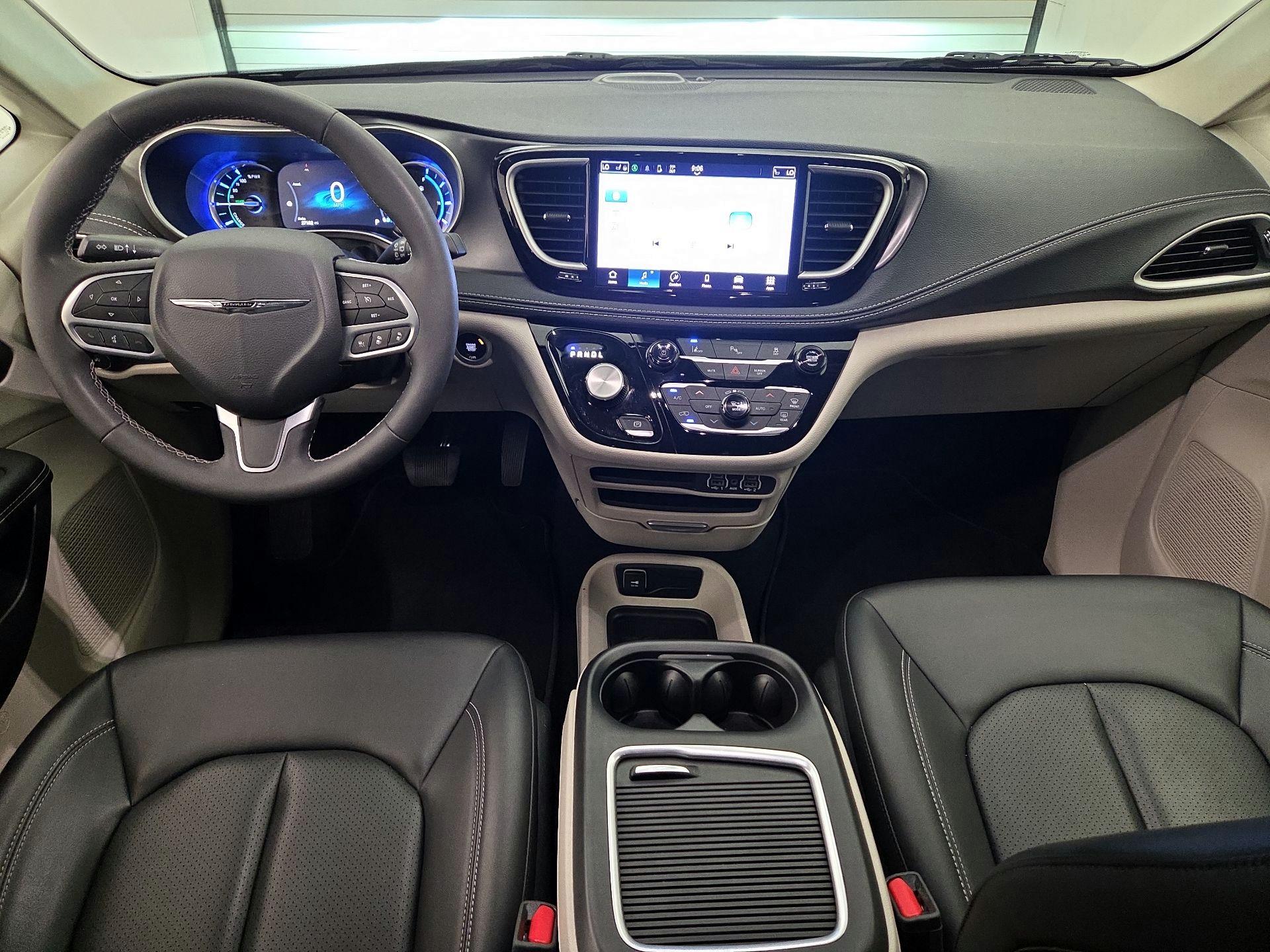 Thumbnail: 2023 Chrysler Pacifica - 9