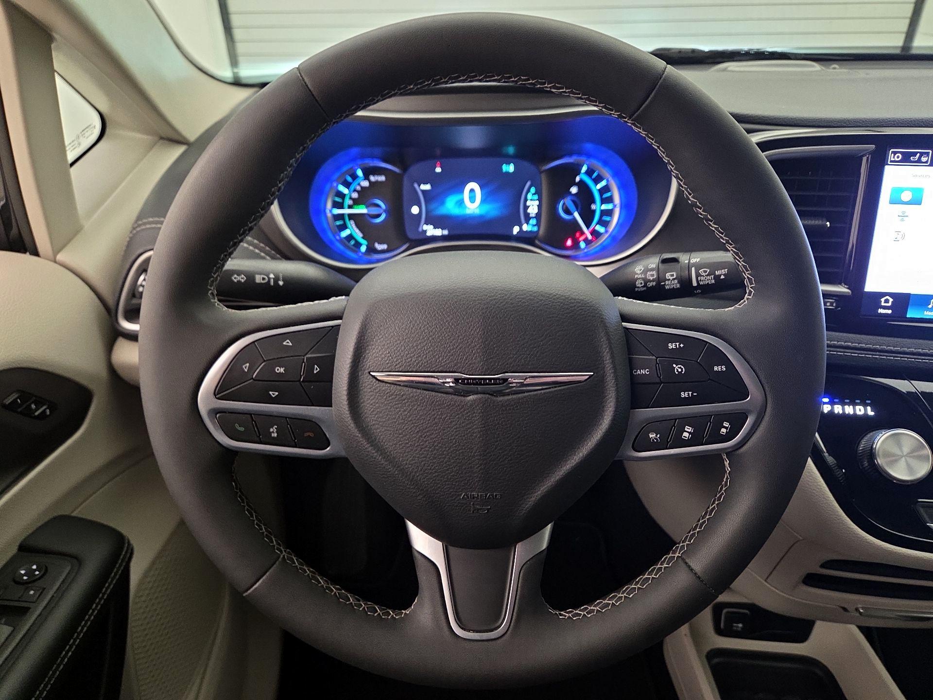 Thumbnail: 2023 Chrysler Pacifica - 10