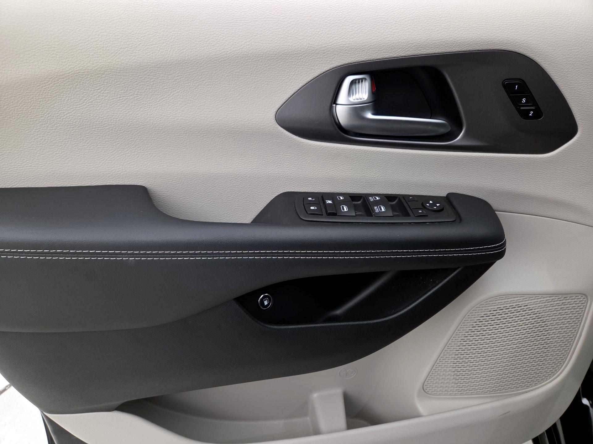 Thumbnail: 2023 Chrysler Pacifica - 12