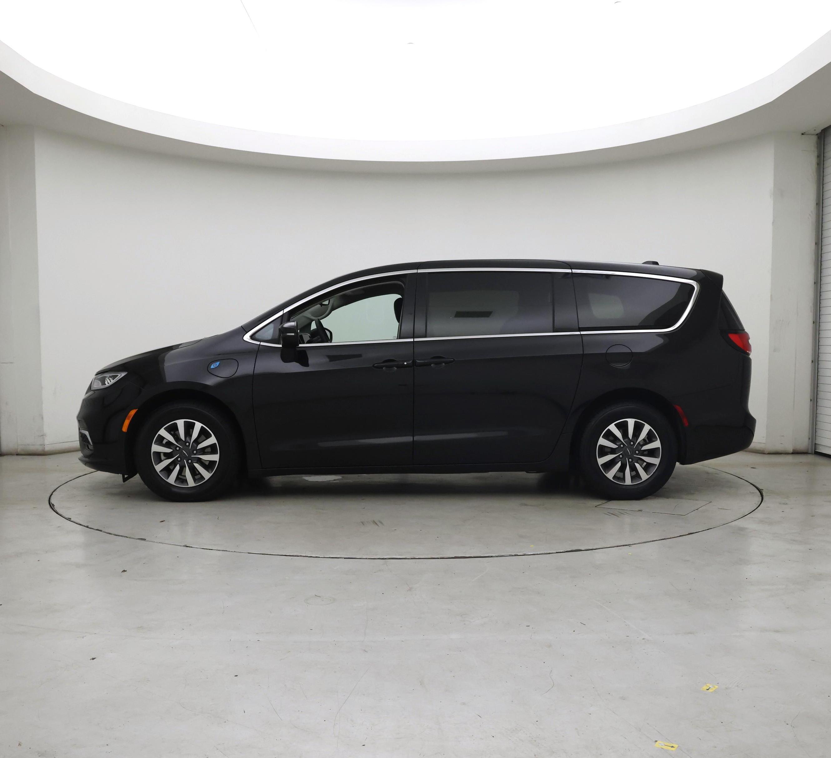 Thumbnail: 2023 Chrysler Pacifica - 3
