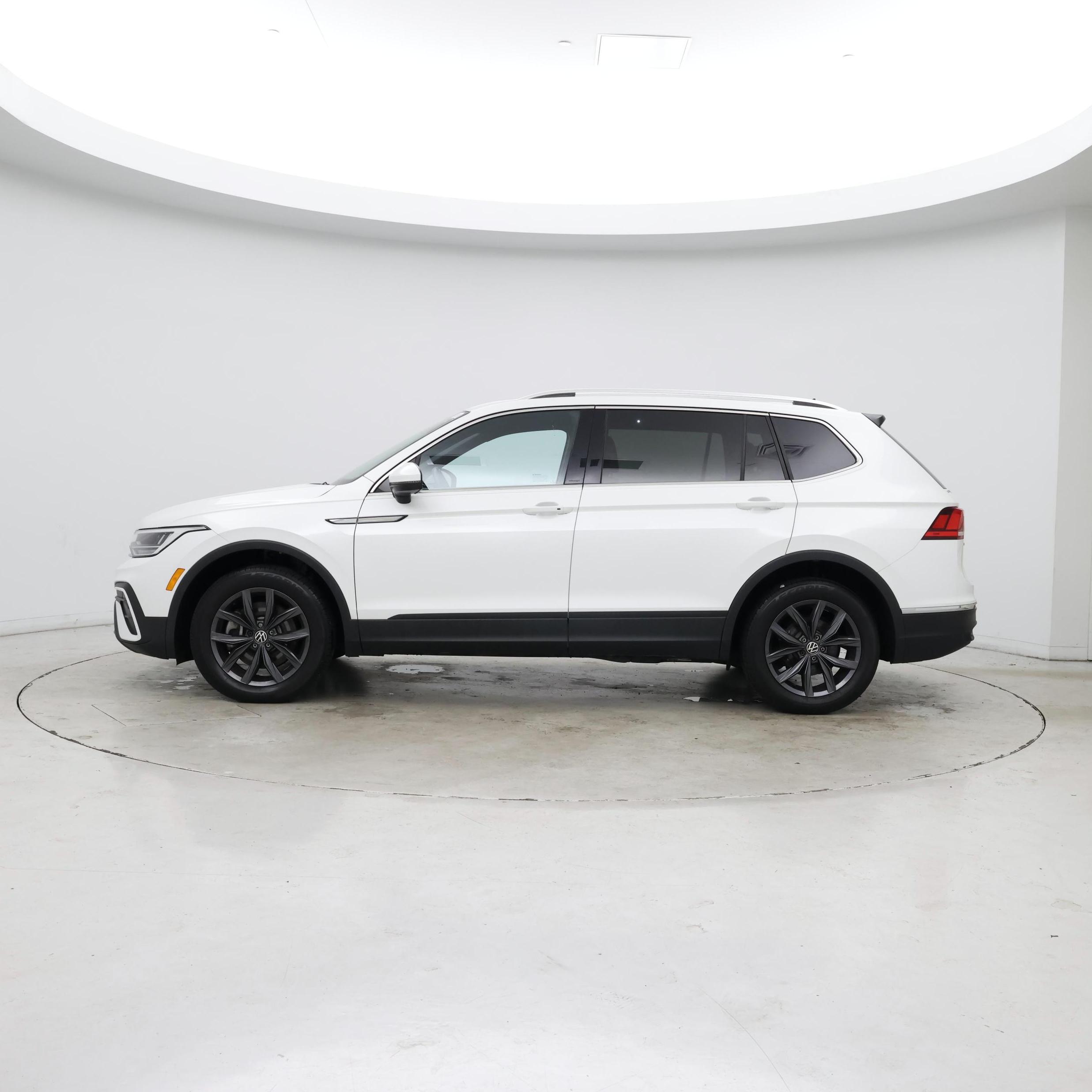 Thumbnail: 2023 Volkswagen Tiguan - 3