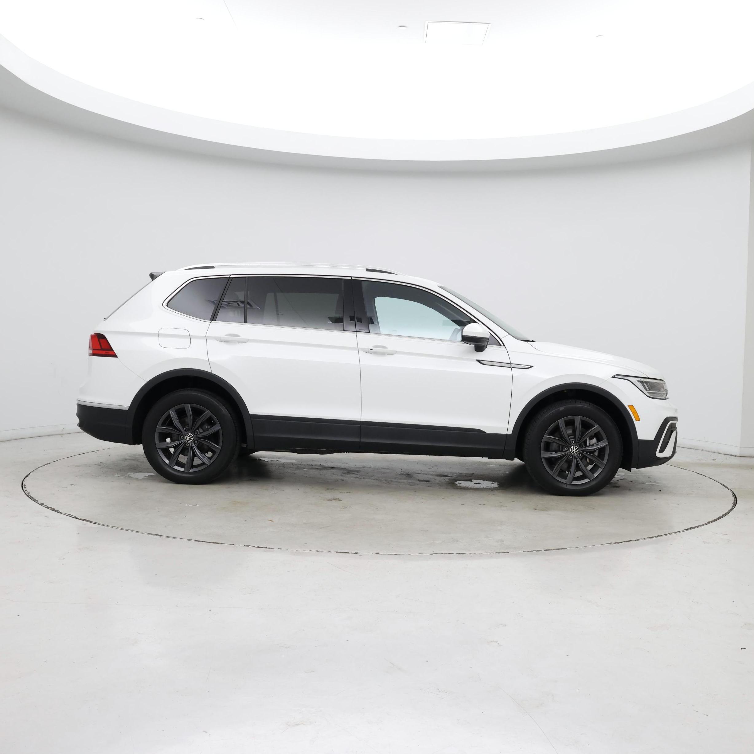Thumbnail: 2023 Volkswagen Tiguan - 7