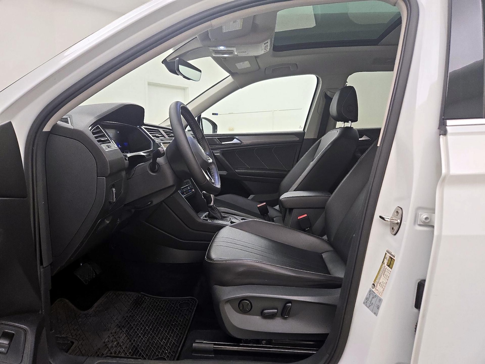 2022 Volkswagen Tiguan SE - Photo 12