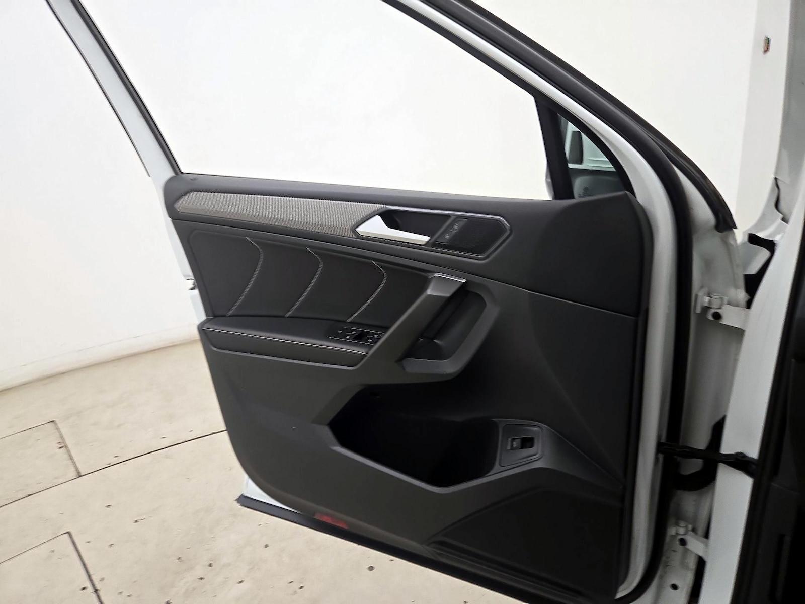 2022 Volkswagen Tiguan SE - Photo 13