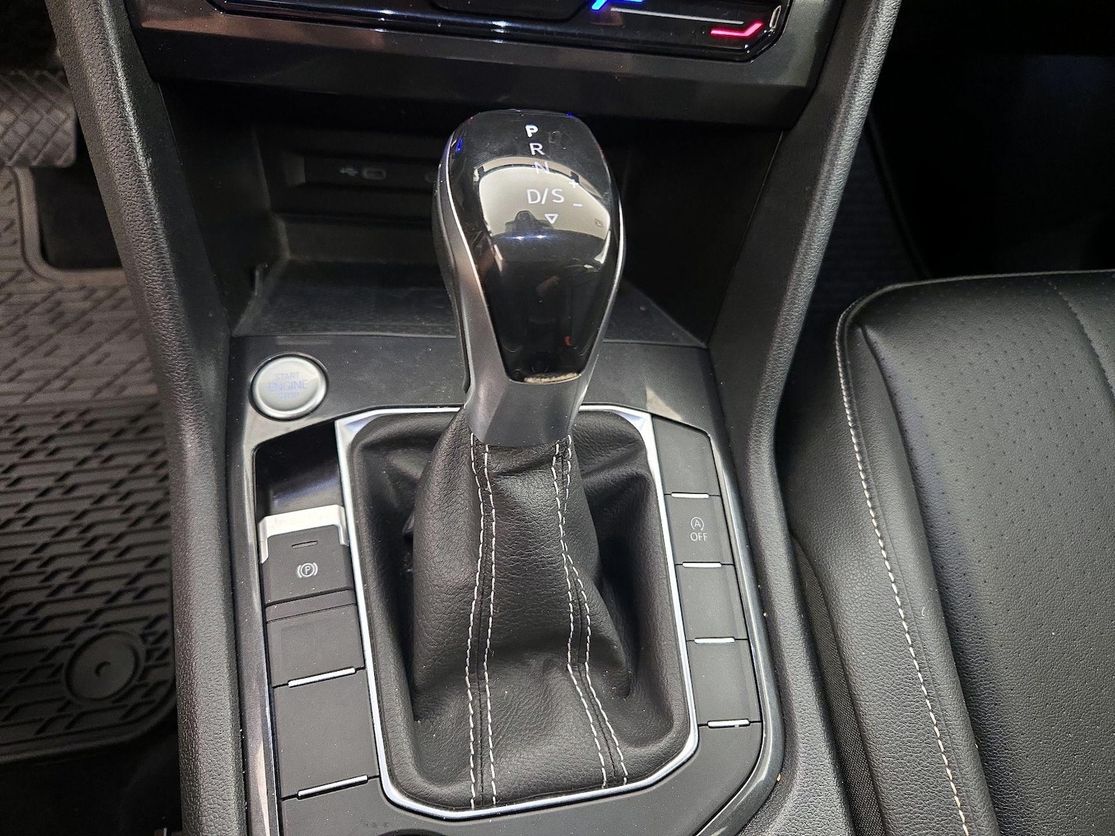 2022 Volkswagen Tiguan SE - Photo 18