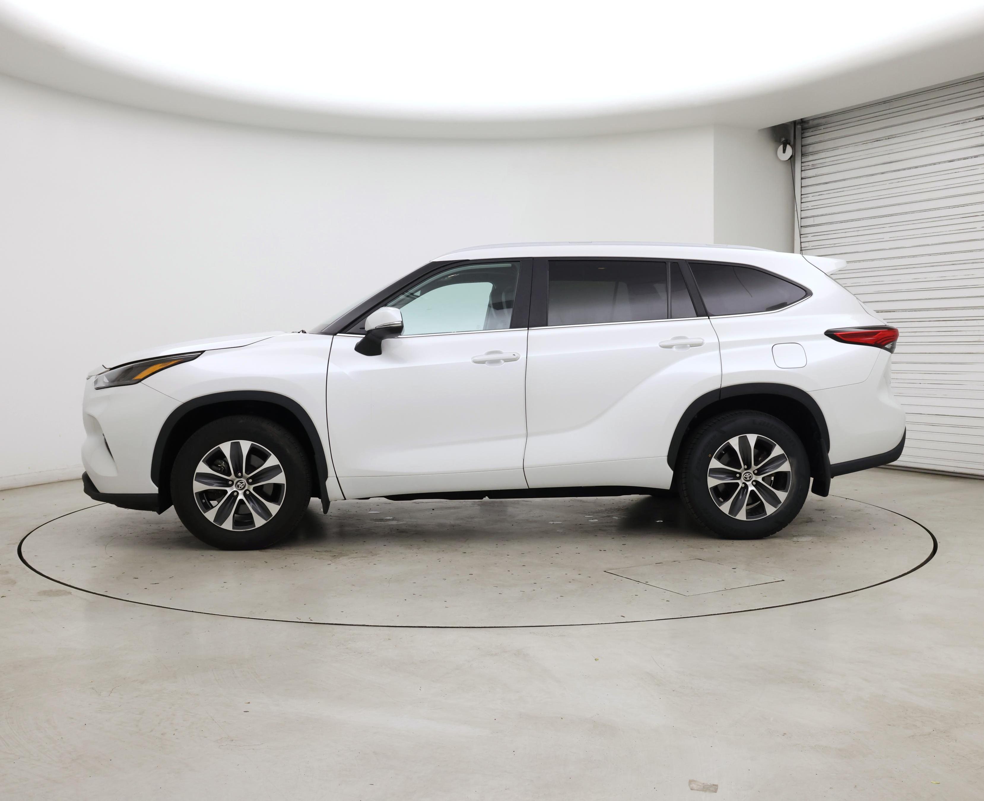 Thumbnail: 2023 Toyota Highlander - 3