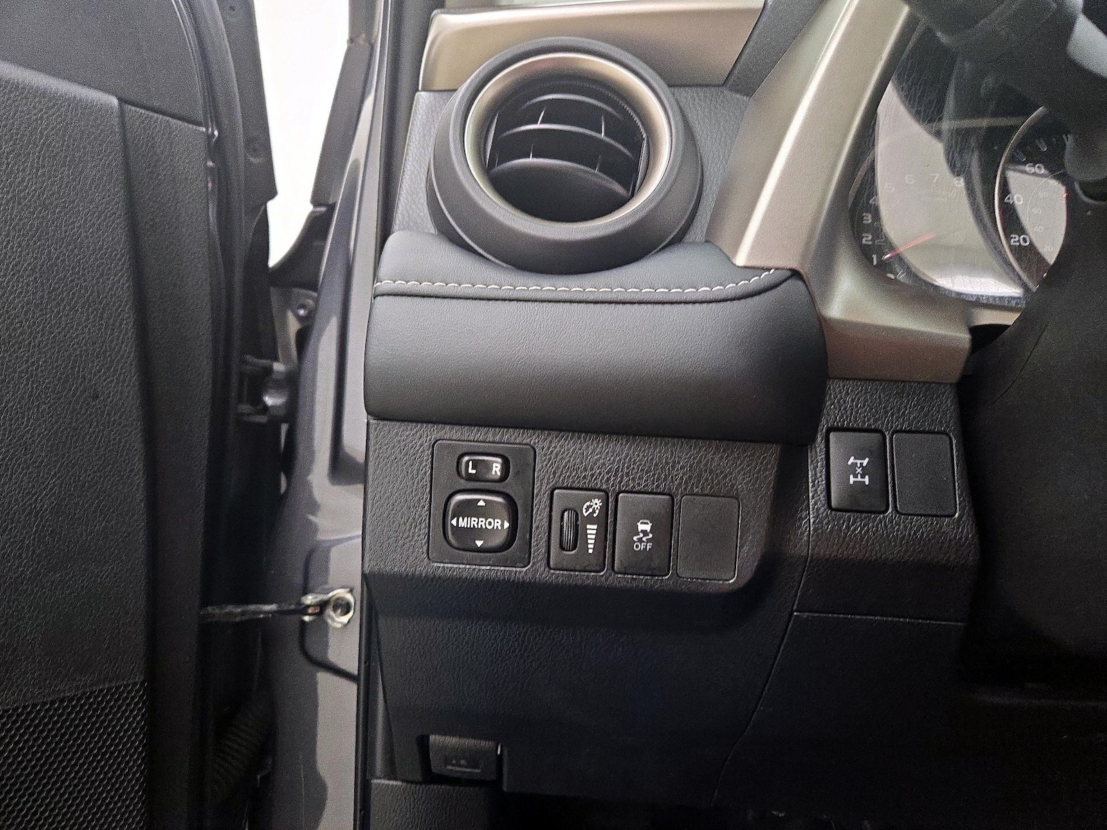2014 Toyota RAV4 XLE - Photo 14