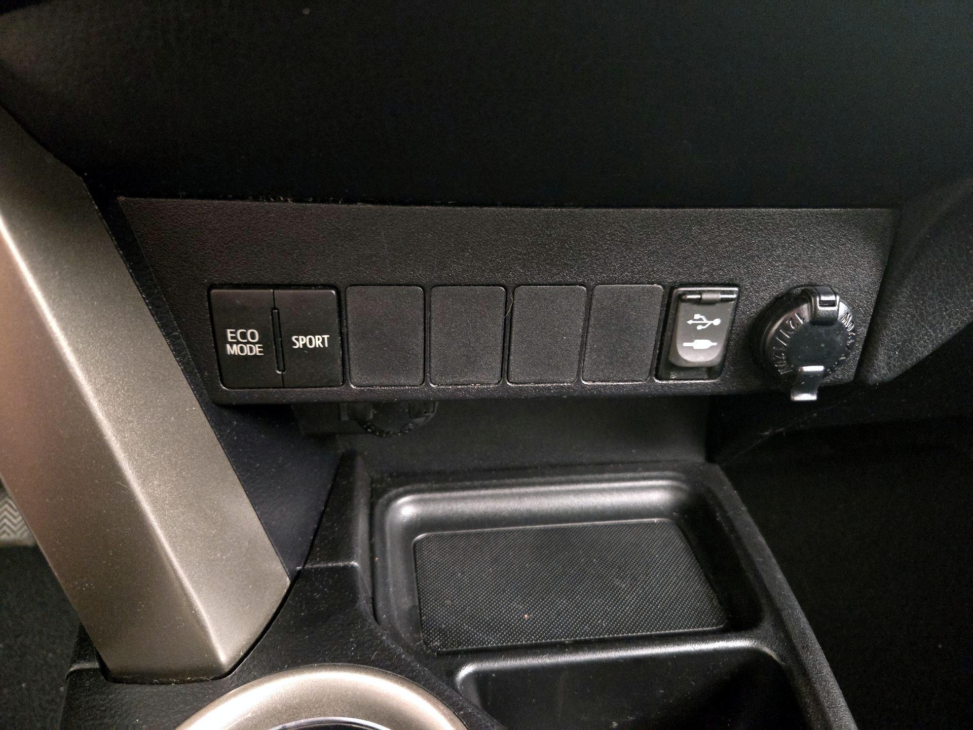 Thumbnail: 2014 Toyota RAV4 - 18