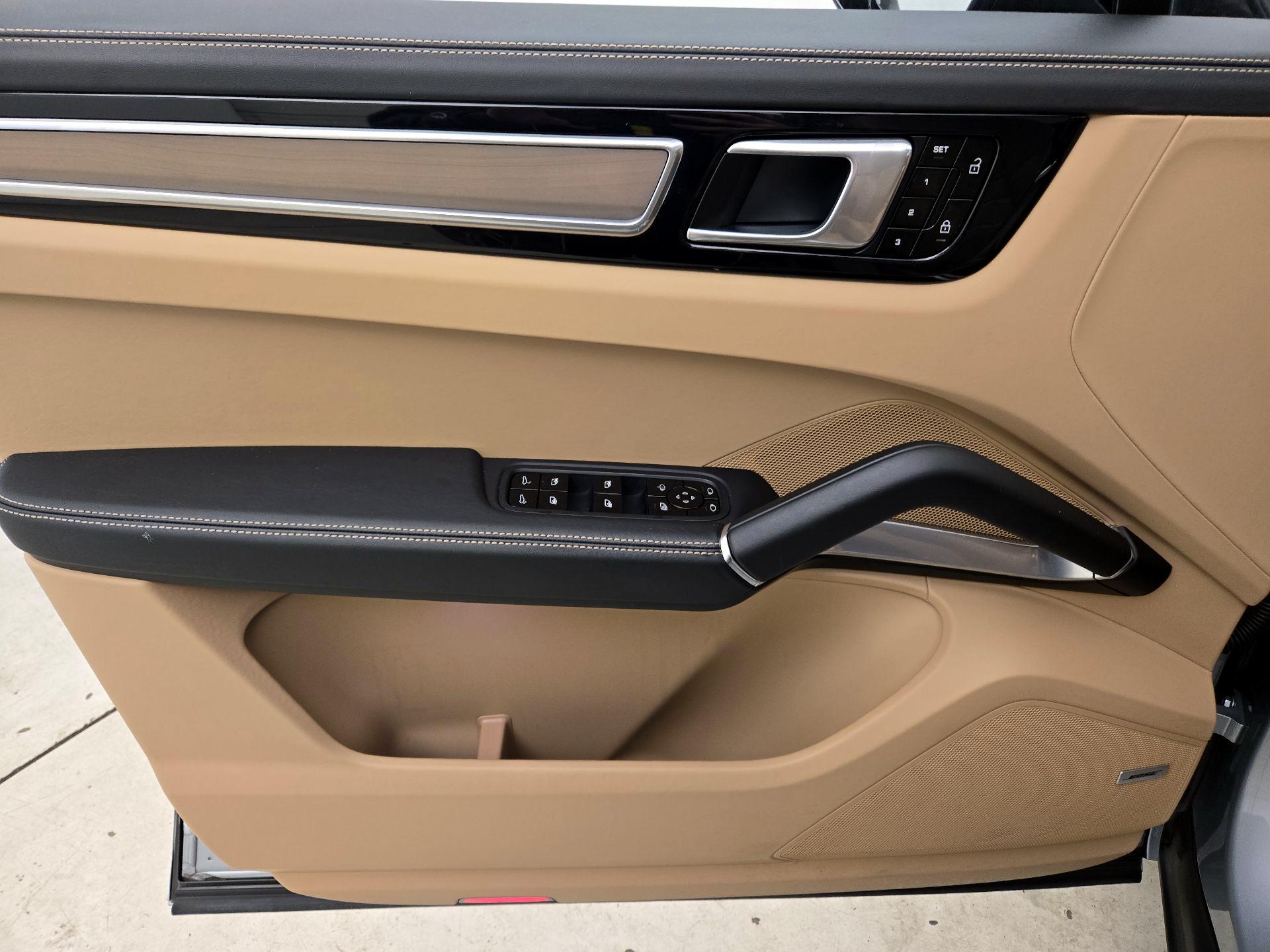 Thumbnail: 2021 Porsche Cayenne - 12