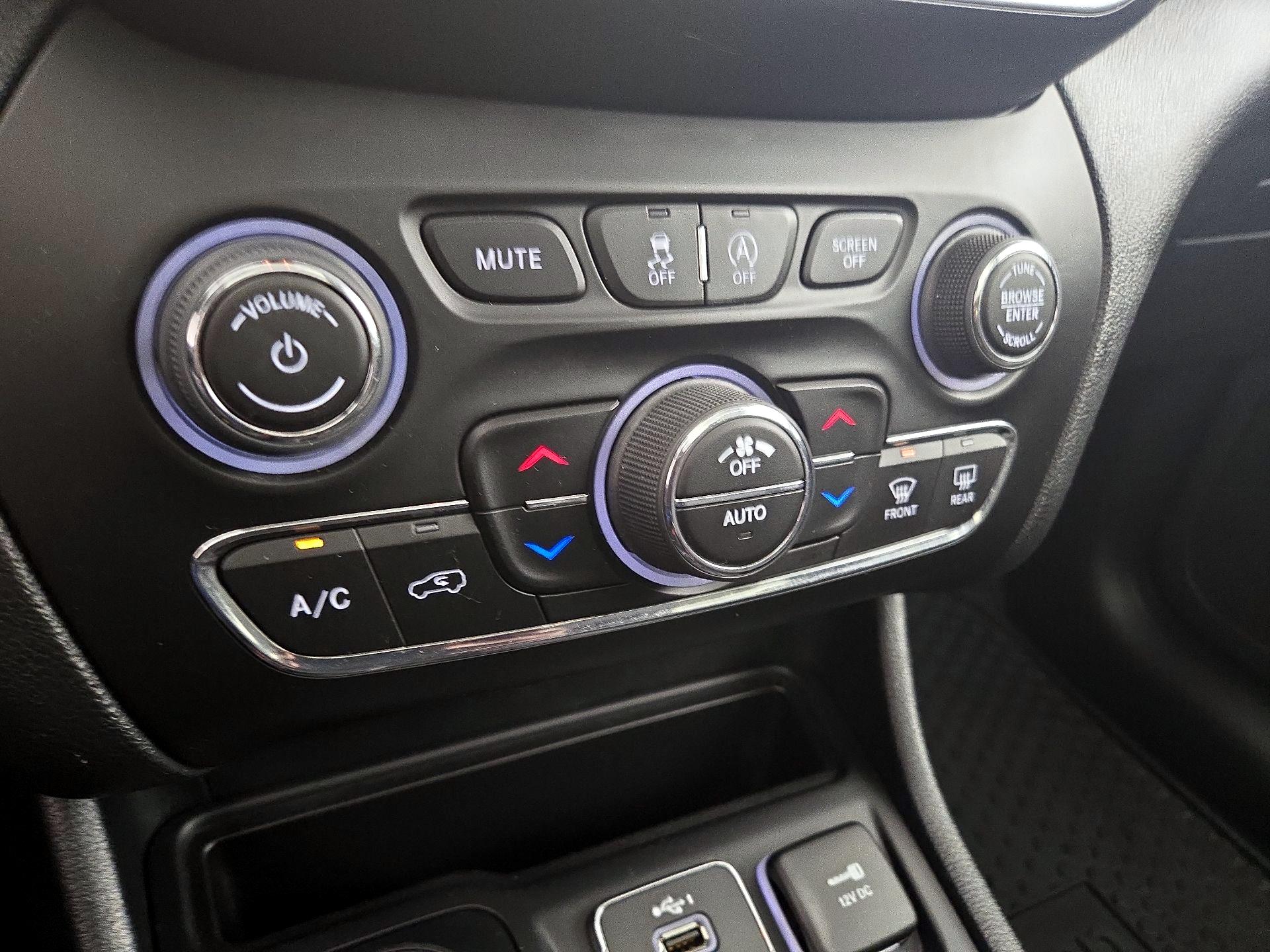 Thumbnail: 2022 Jeep Cherokee - 17