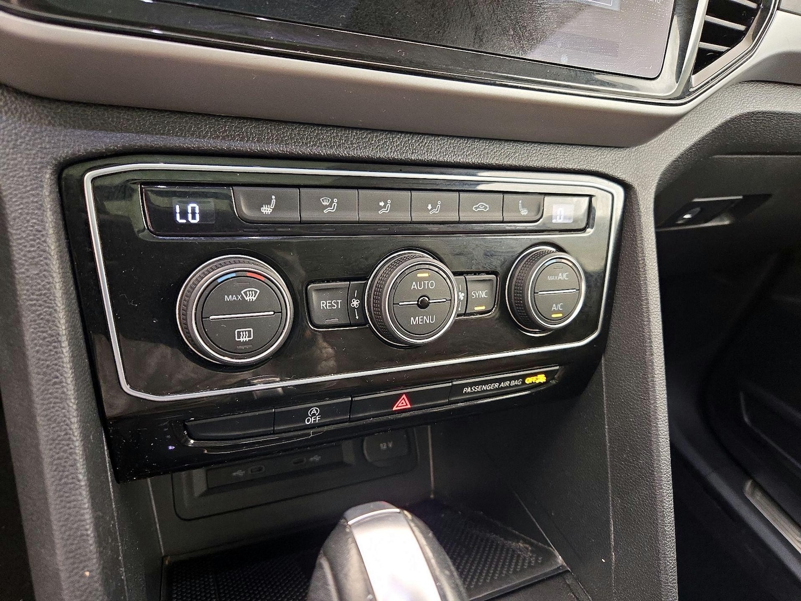 2023 Volkswagen Atlas SE w/Tech - Photo 17