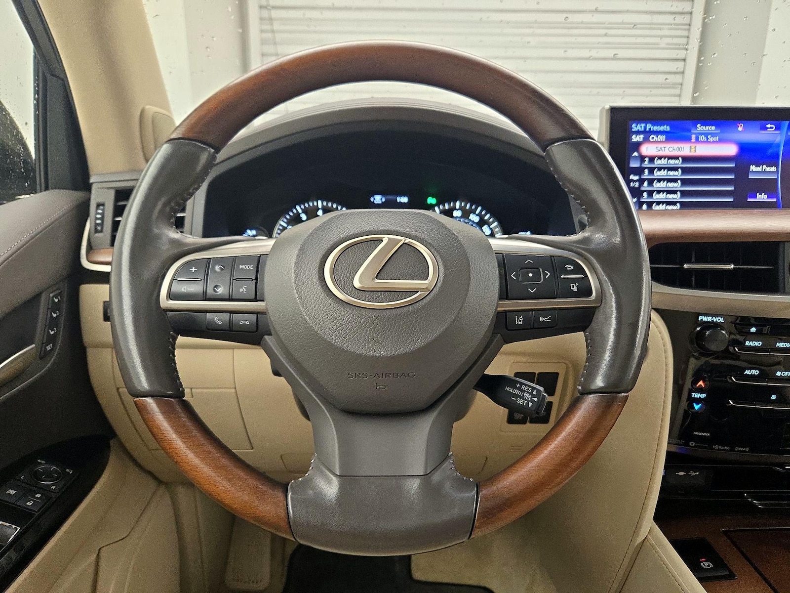 2021 Lexus LX 570 - Photo 11