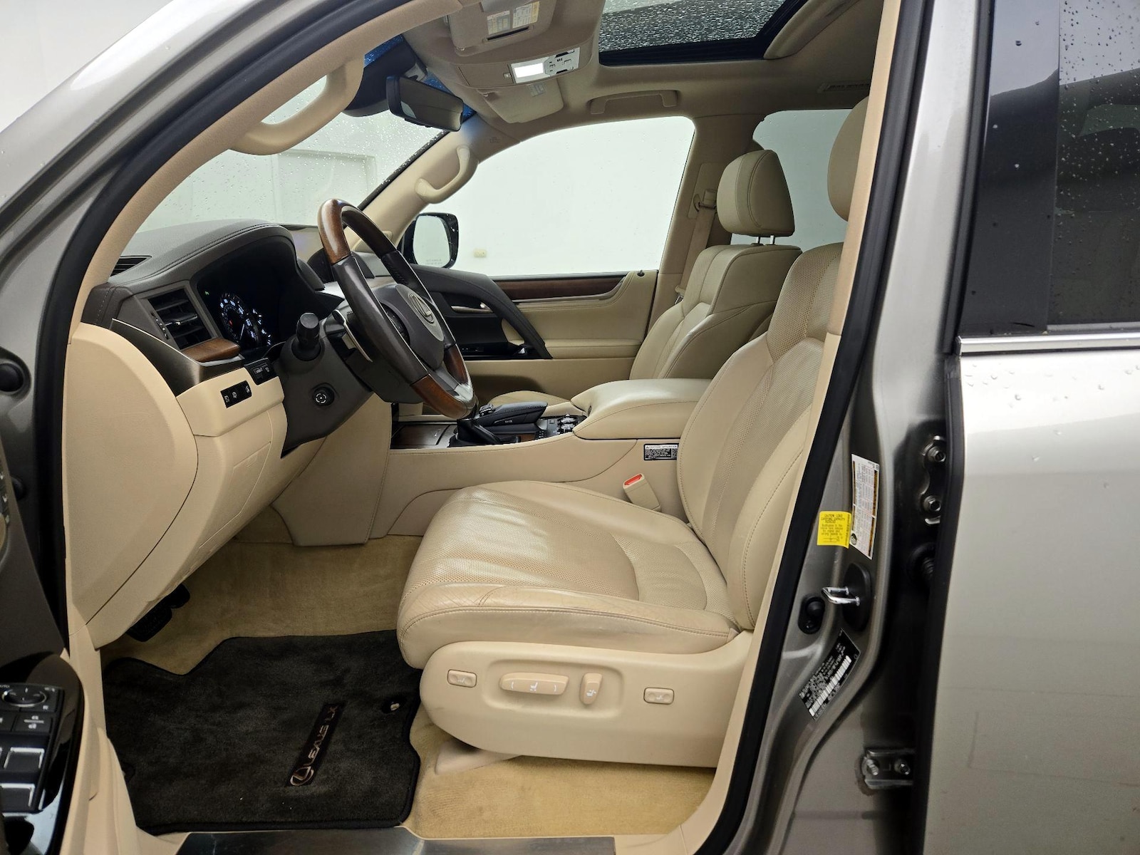 2021 Lexus LX 570 - Photo 12