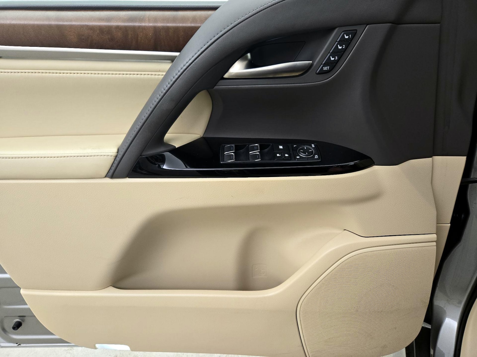 2021 Lexus LX 570 - Photo 13