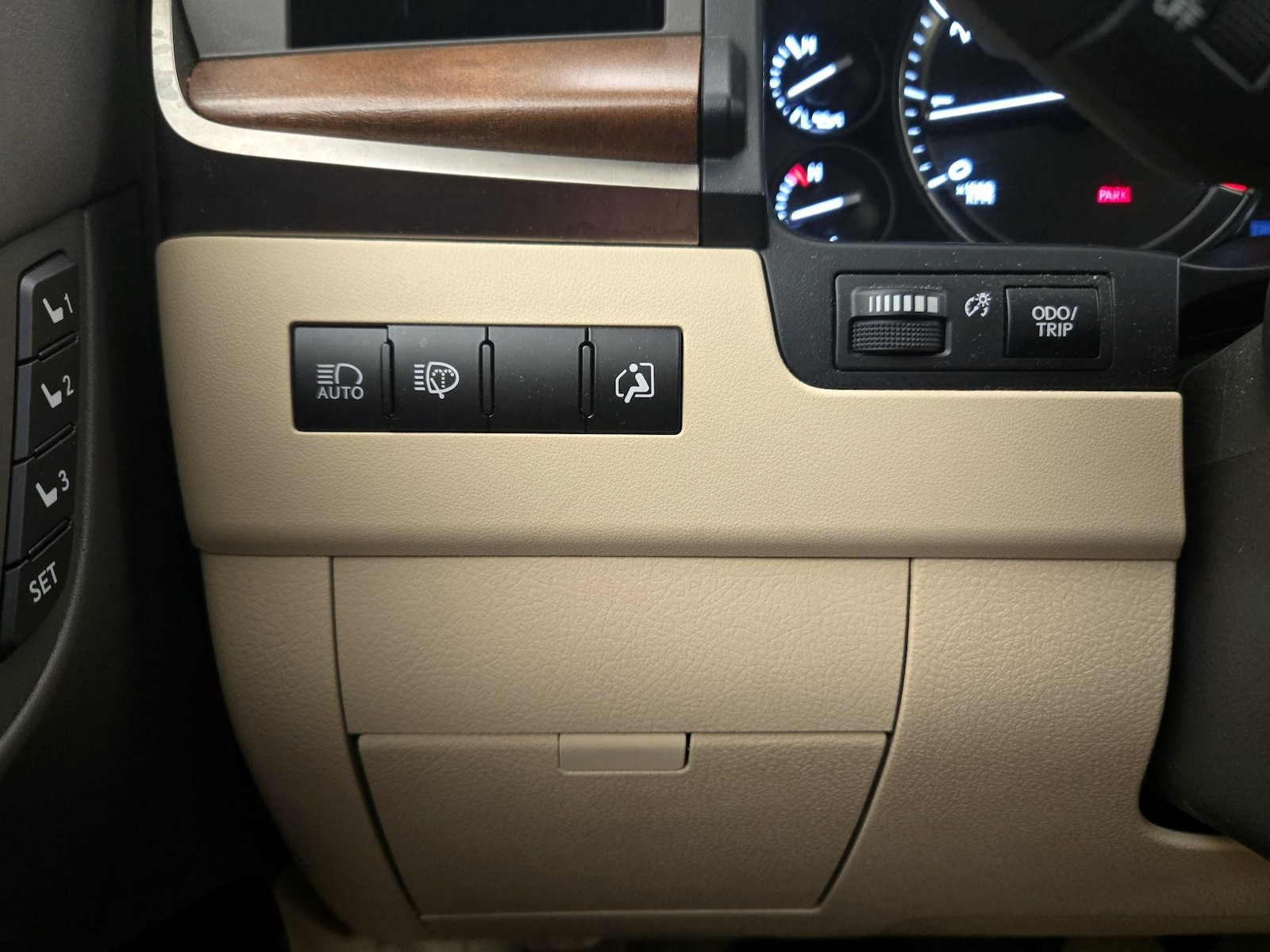 2021 Lexus LX 570 - Photo 14