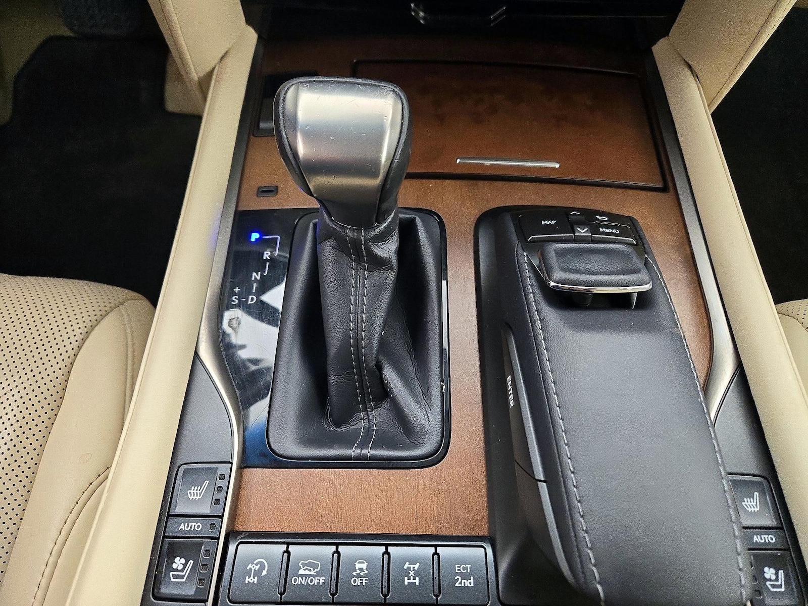 2021 Lexus LX 570 - Photo 18
