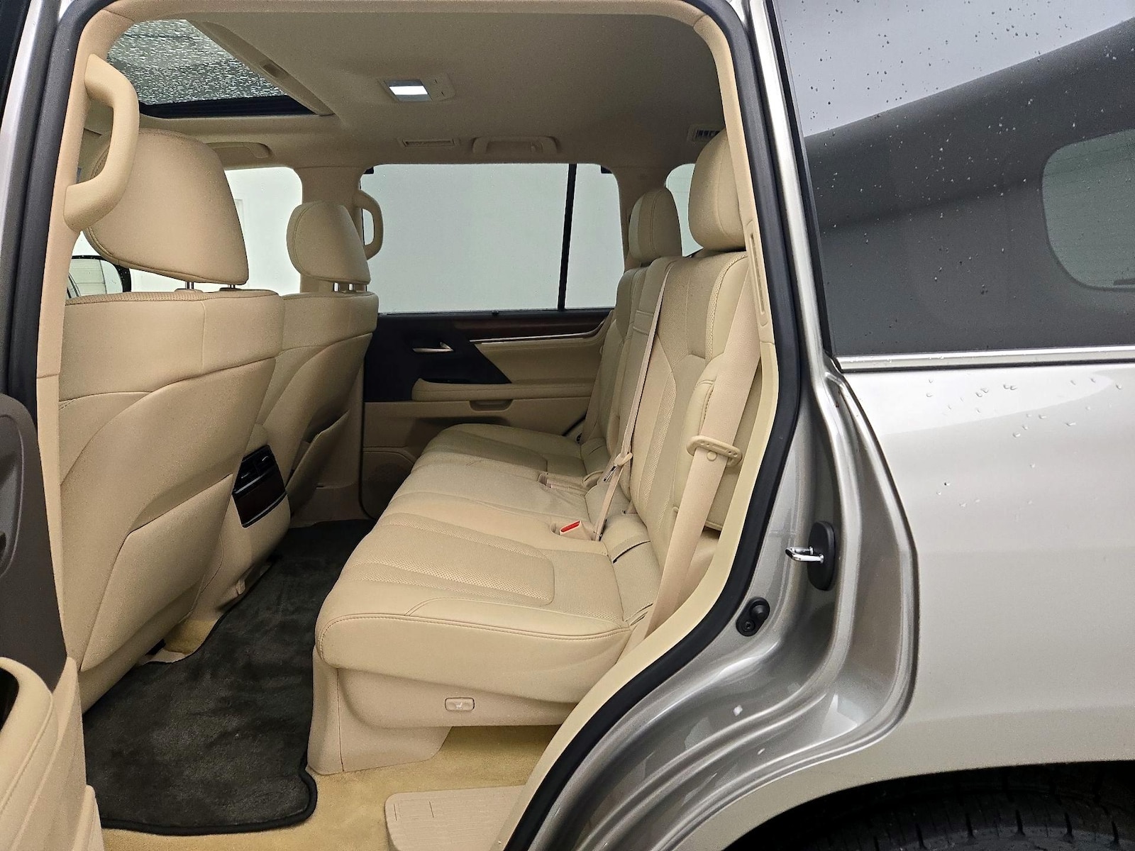 2021 Lexus LX 570 - Photo 21