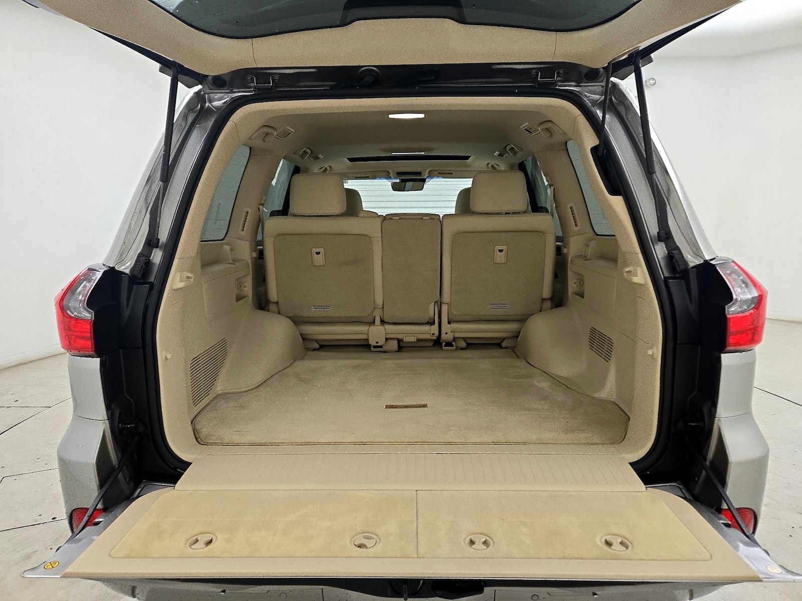 2021 Lexus LX 570 - Photo 22