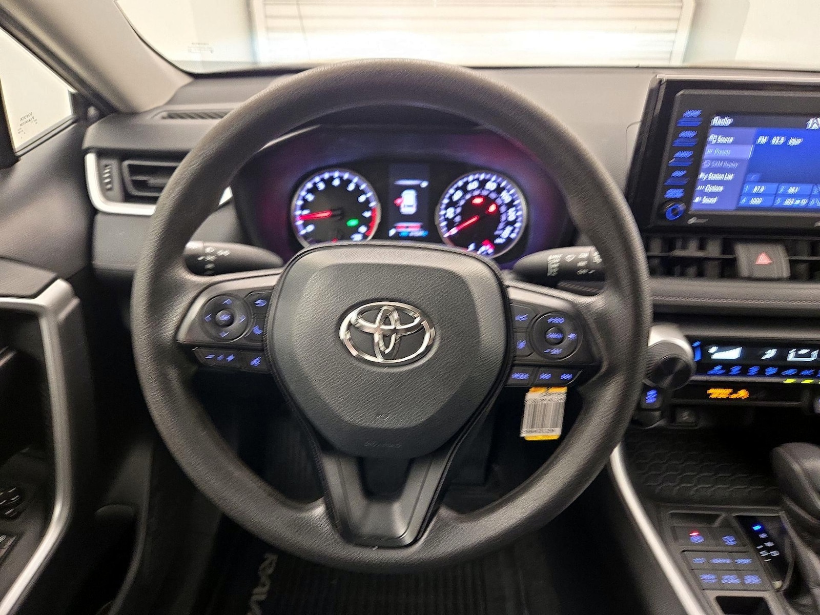 2020 Toyota RAV4 LE - Photo 11
