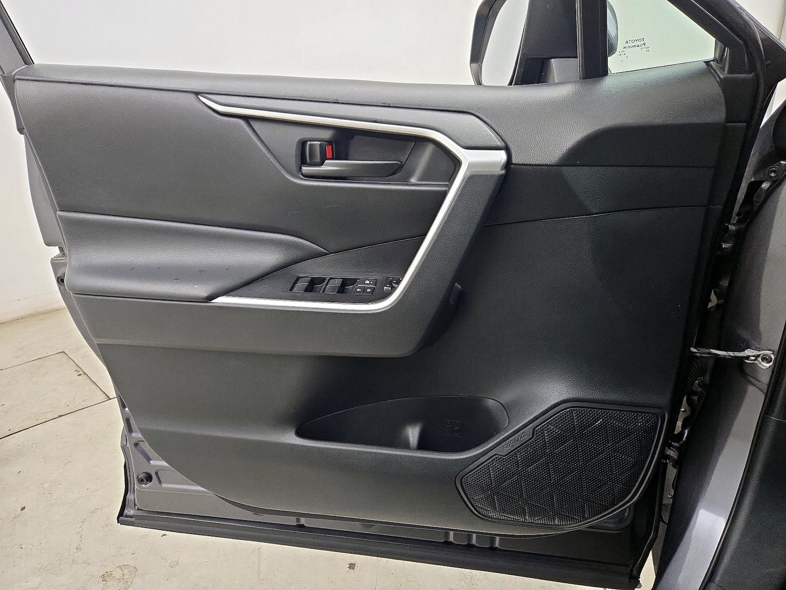 2020 Toyota RAV4 LE - Photo 13