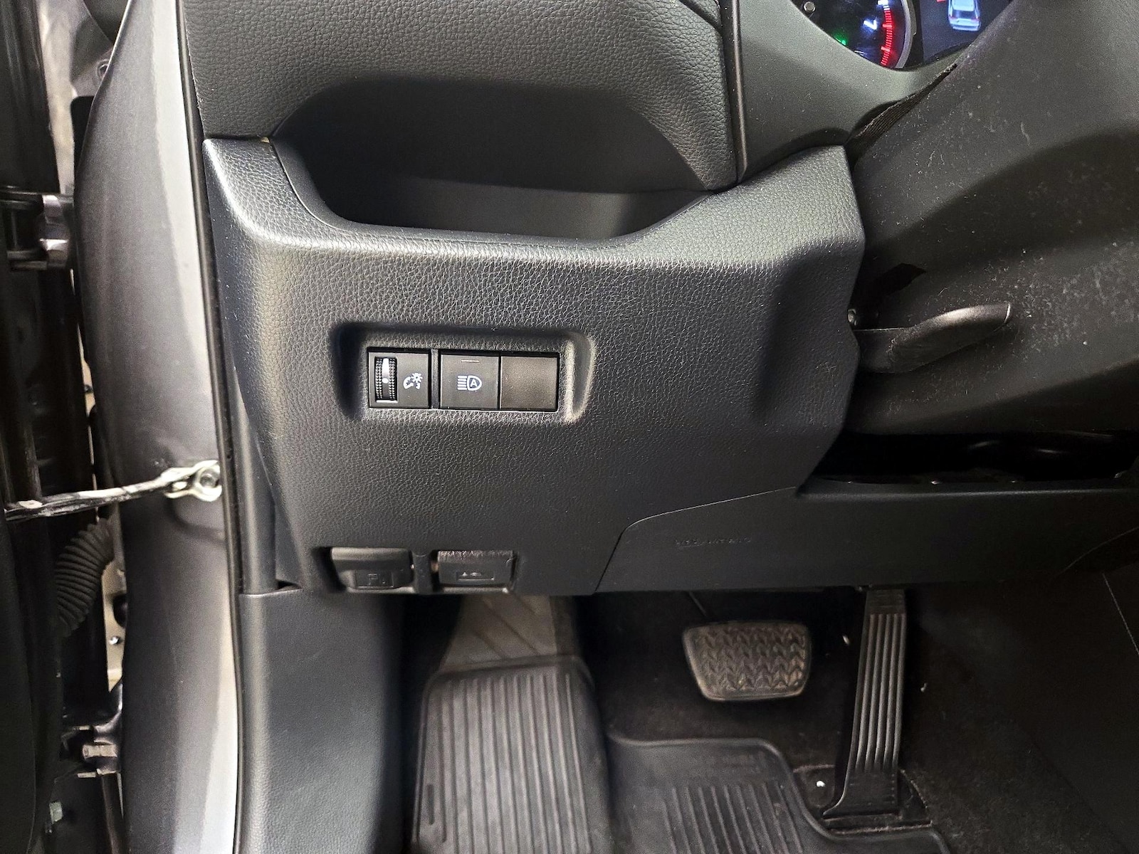 2020 Toyota RAV4 LE - Photo 14