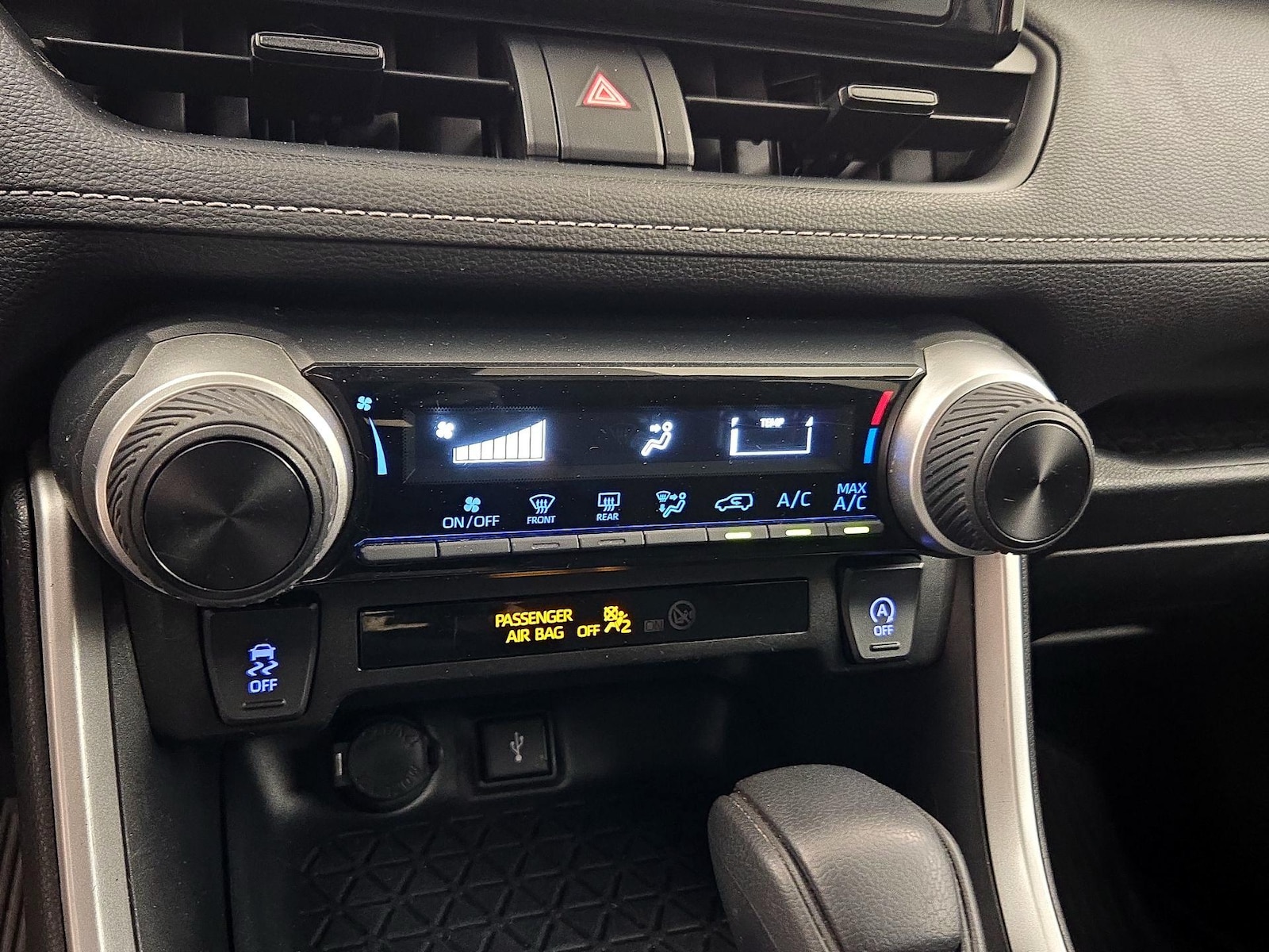 2020 Toyota RAV4 LE - Photo 17