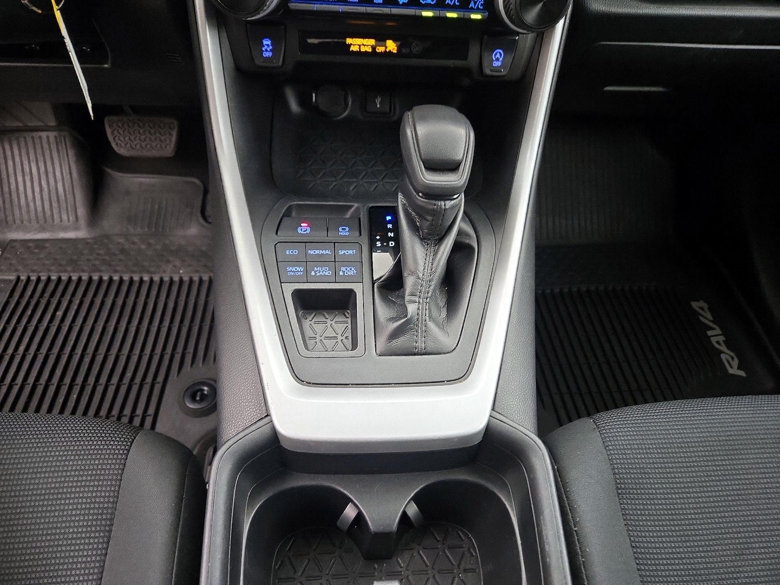 2020 Toyota RAV4 LE - Photo 18