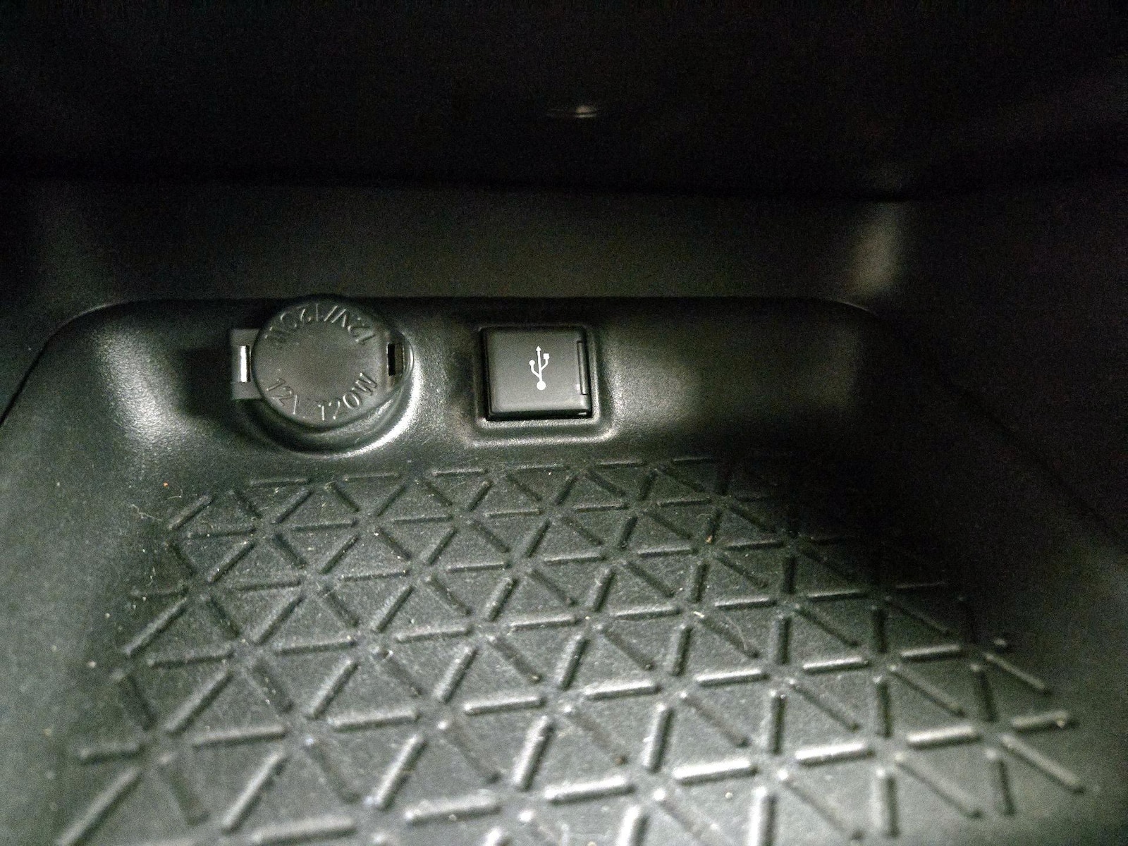 2020 Toyota RAV4 LE - Photo 19