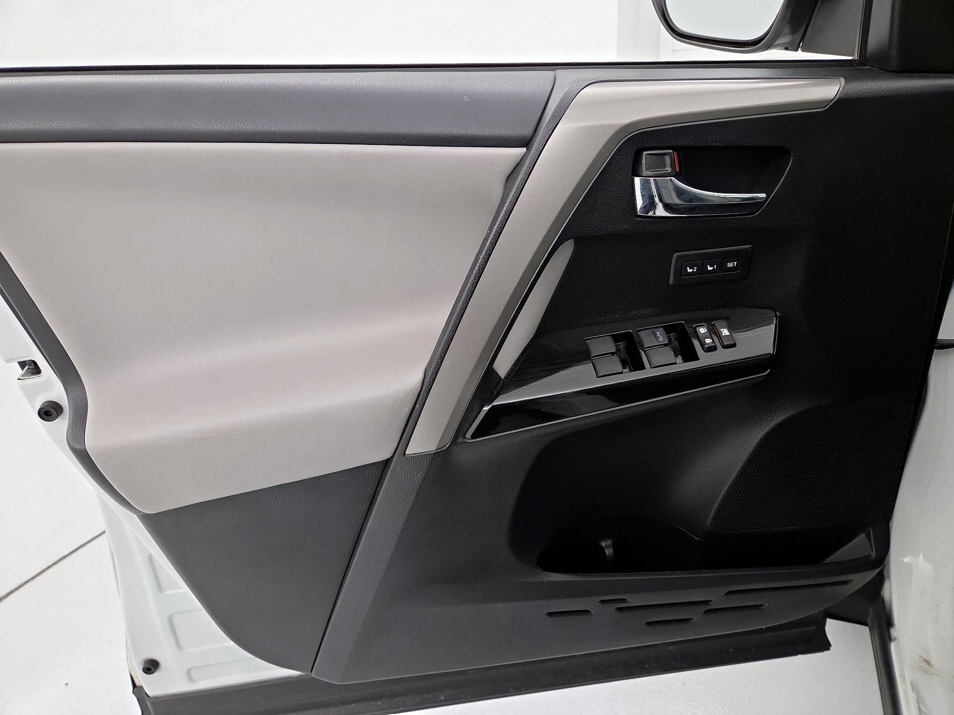 Thumbnail: 2018 Toyota RAV4 - 12