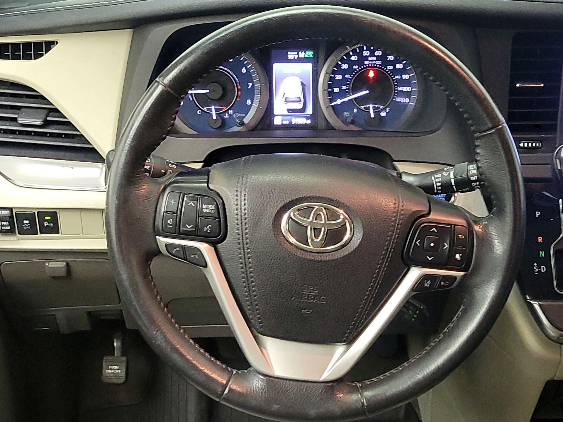 Thumbnail: 2018 Toyota Sienna - 10