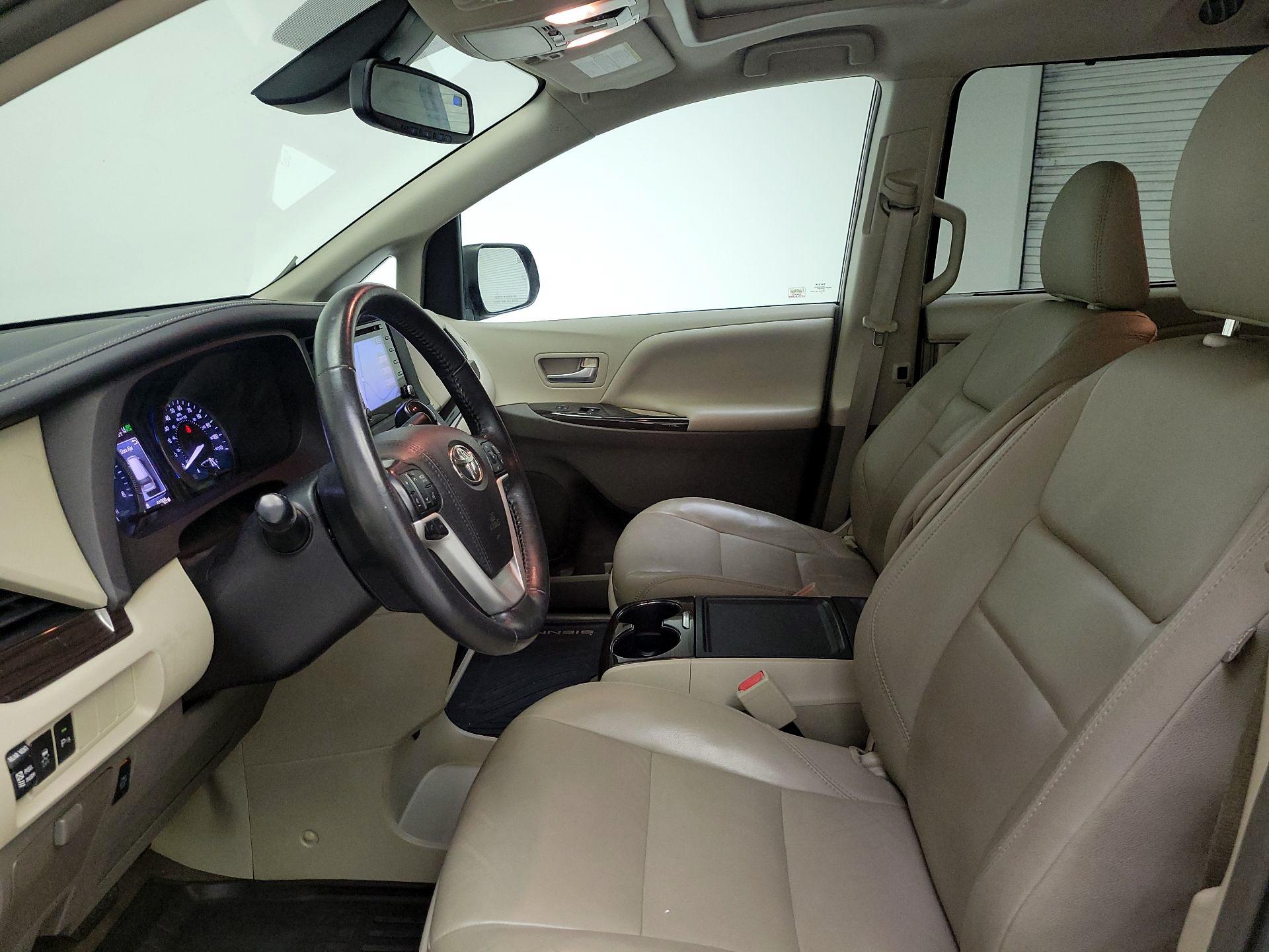 Thumbnail: 2018 Toyota Sienna - 11