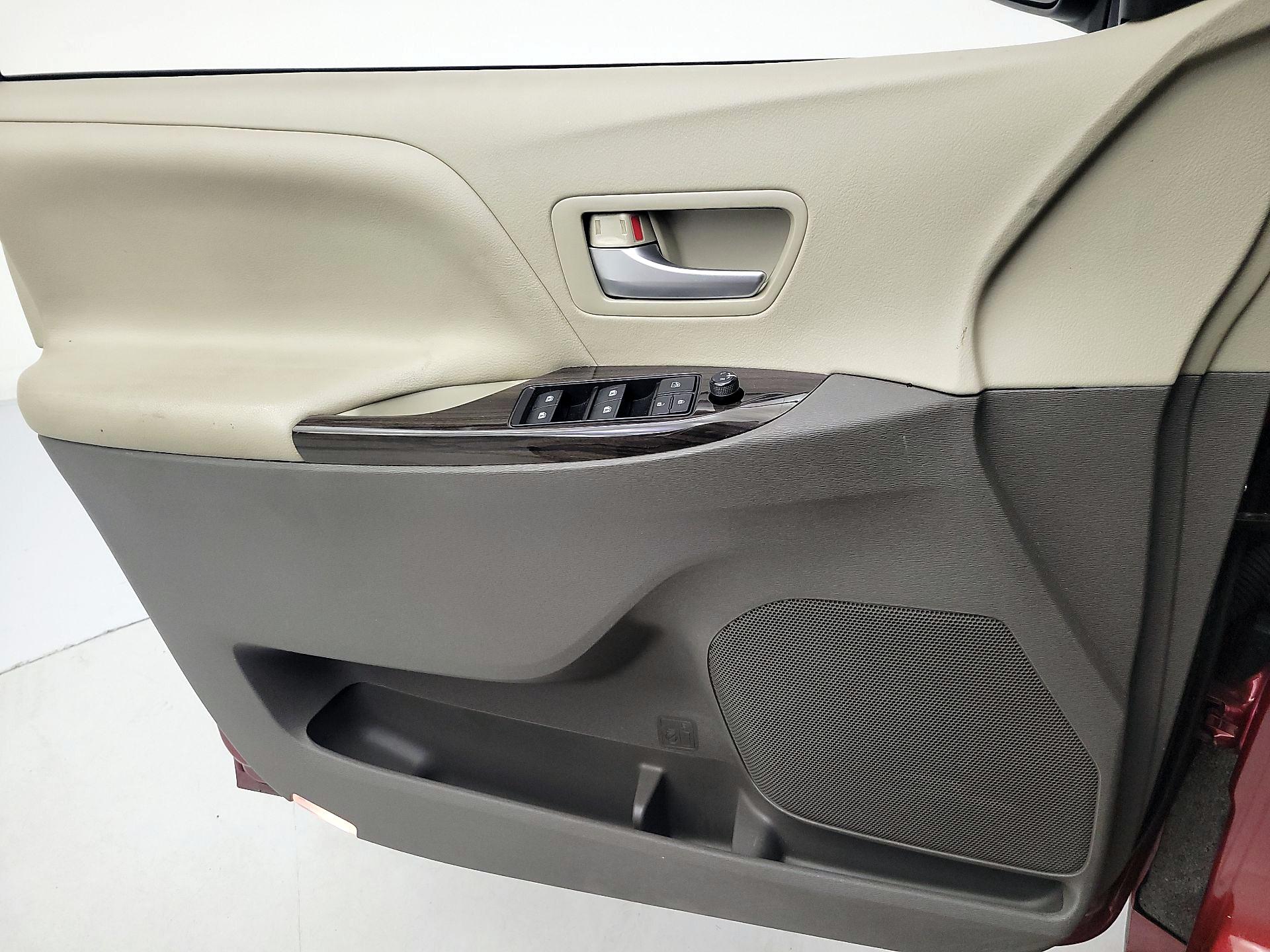 Thumbnail: 2018 Toyota Sienna - 12