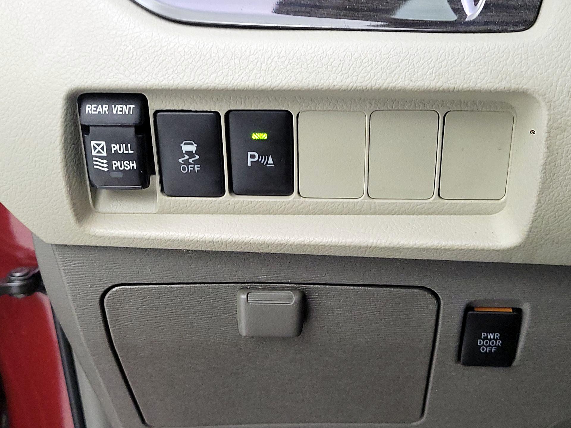 Thumbnail: 2018 Toyota Sienna - 13