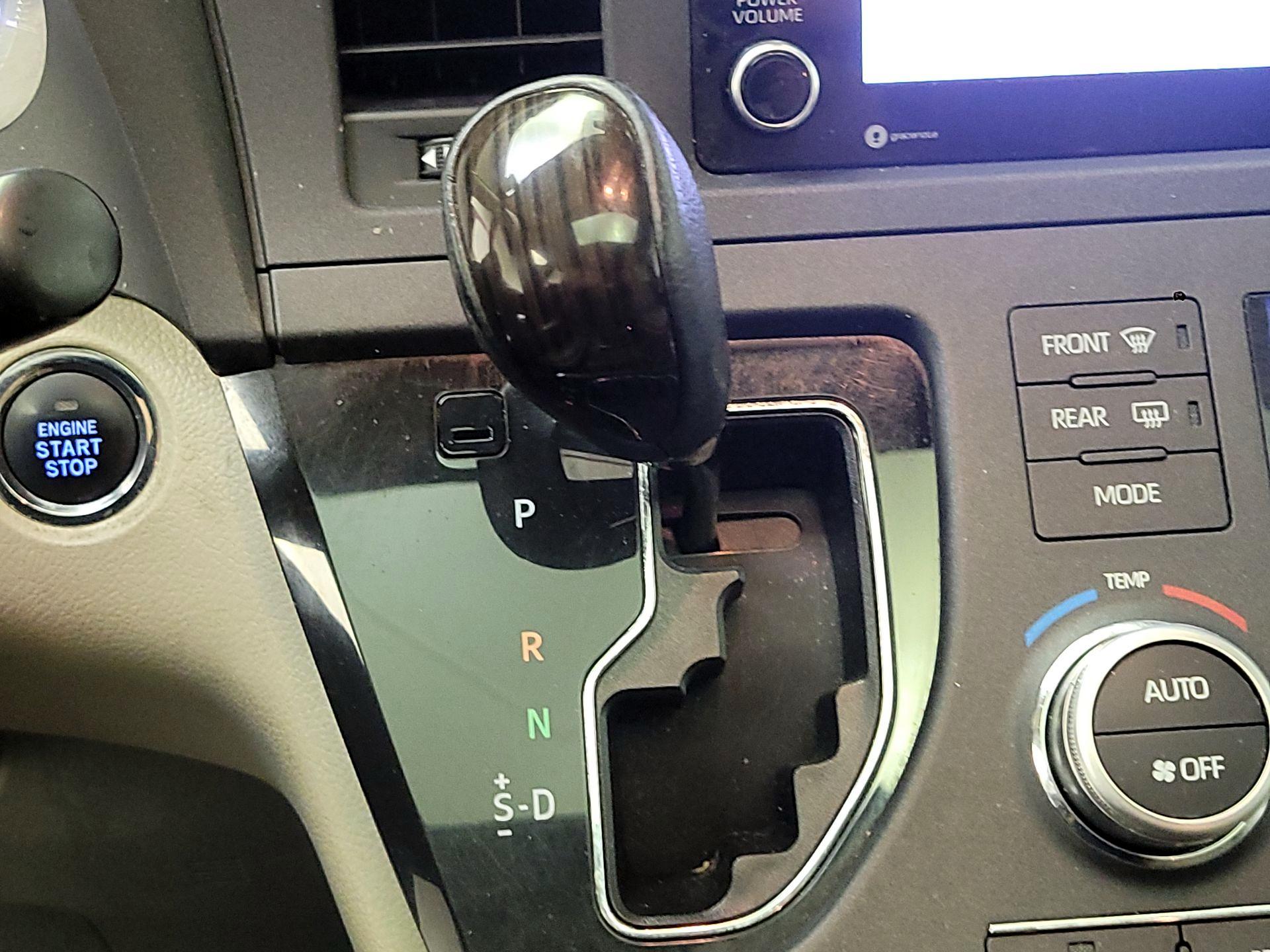 Thumbnail: 2018 Toyota Sienna - 18