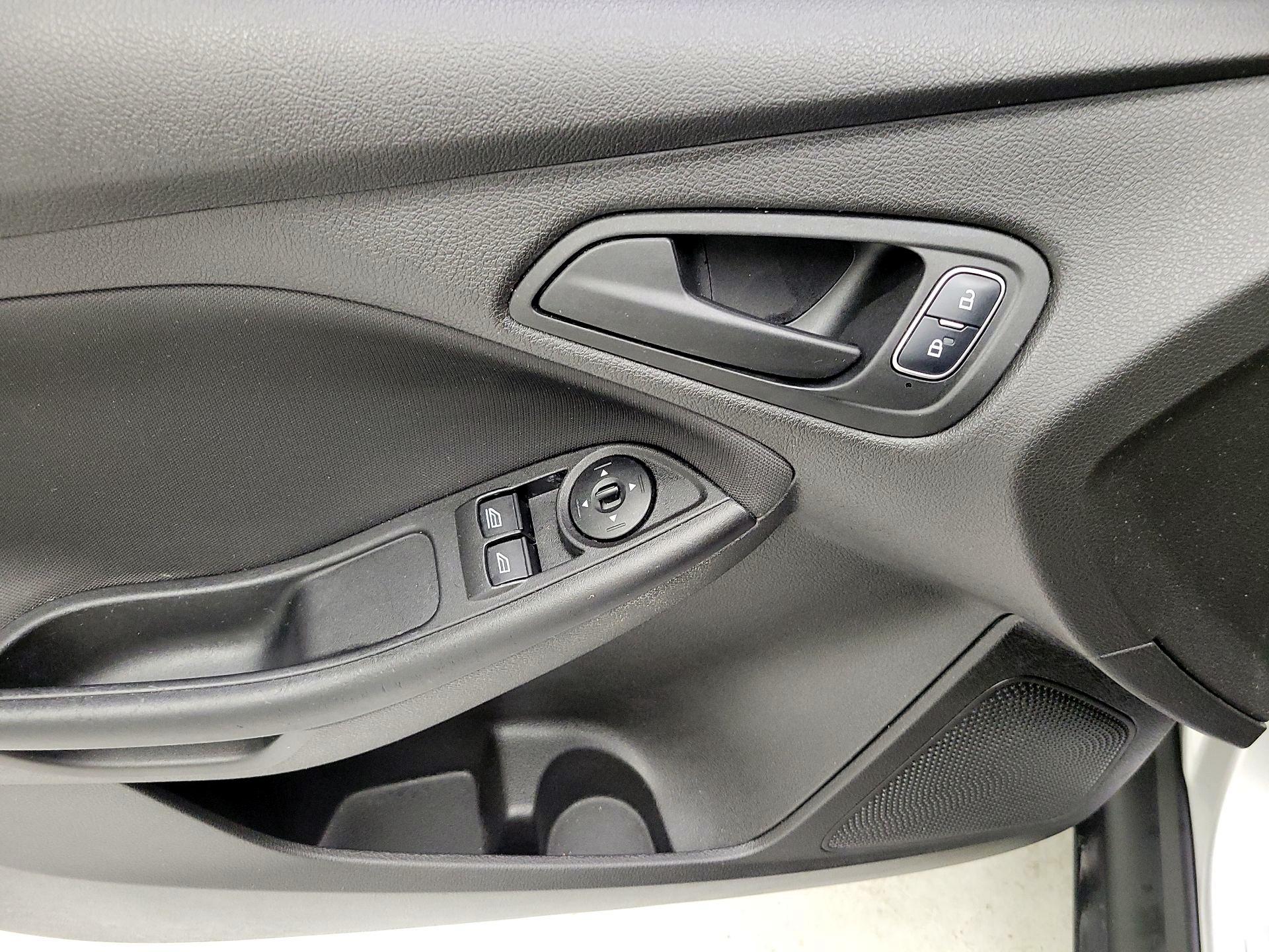 Thumbnail: 2016 Ford Focus - 12