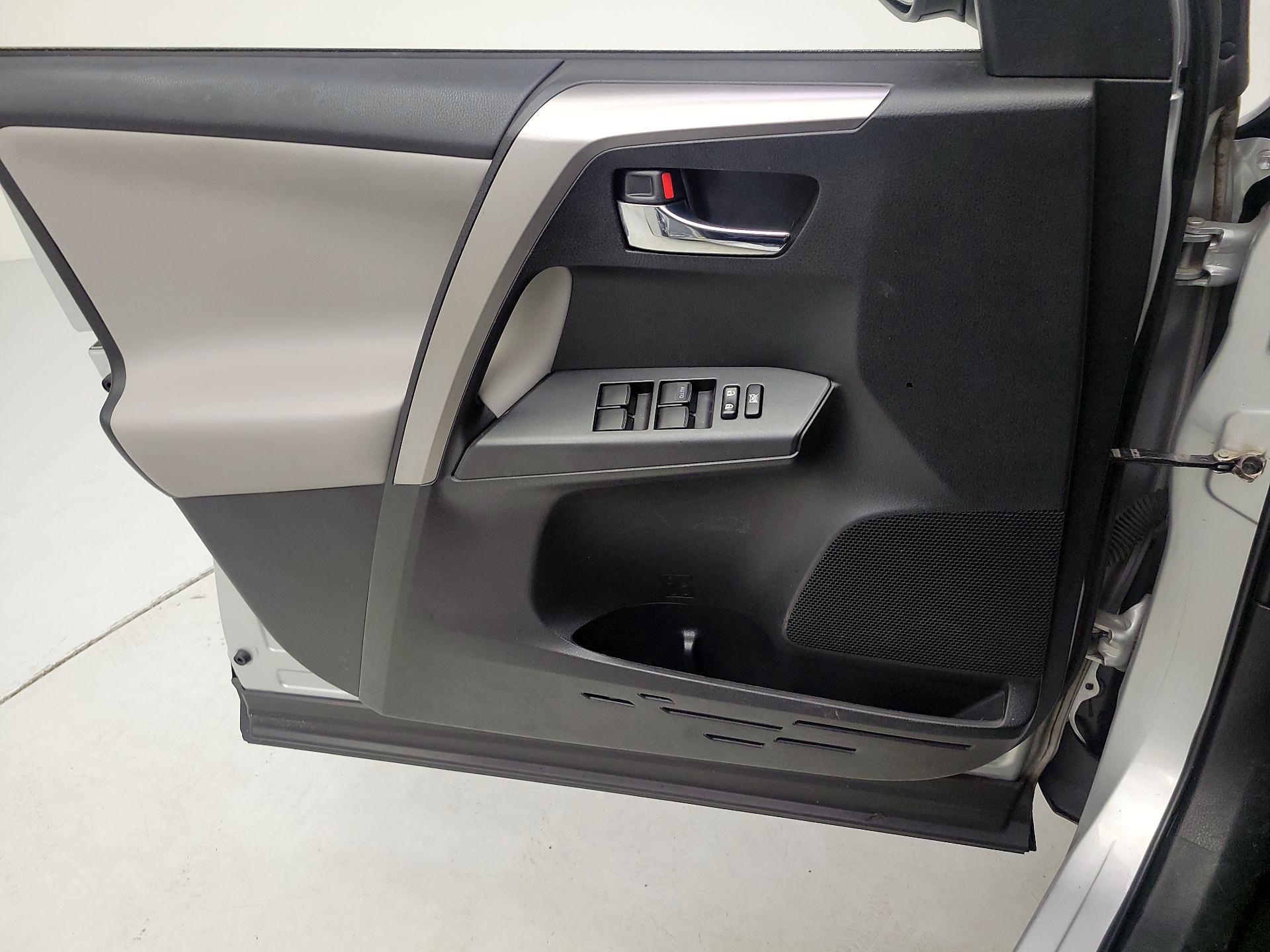 Thumbnail: 2016 Toyota RAV4 - 12