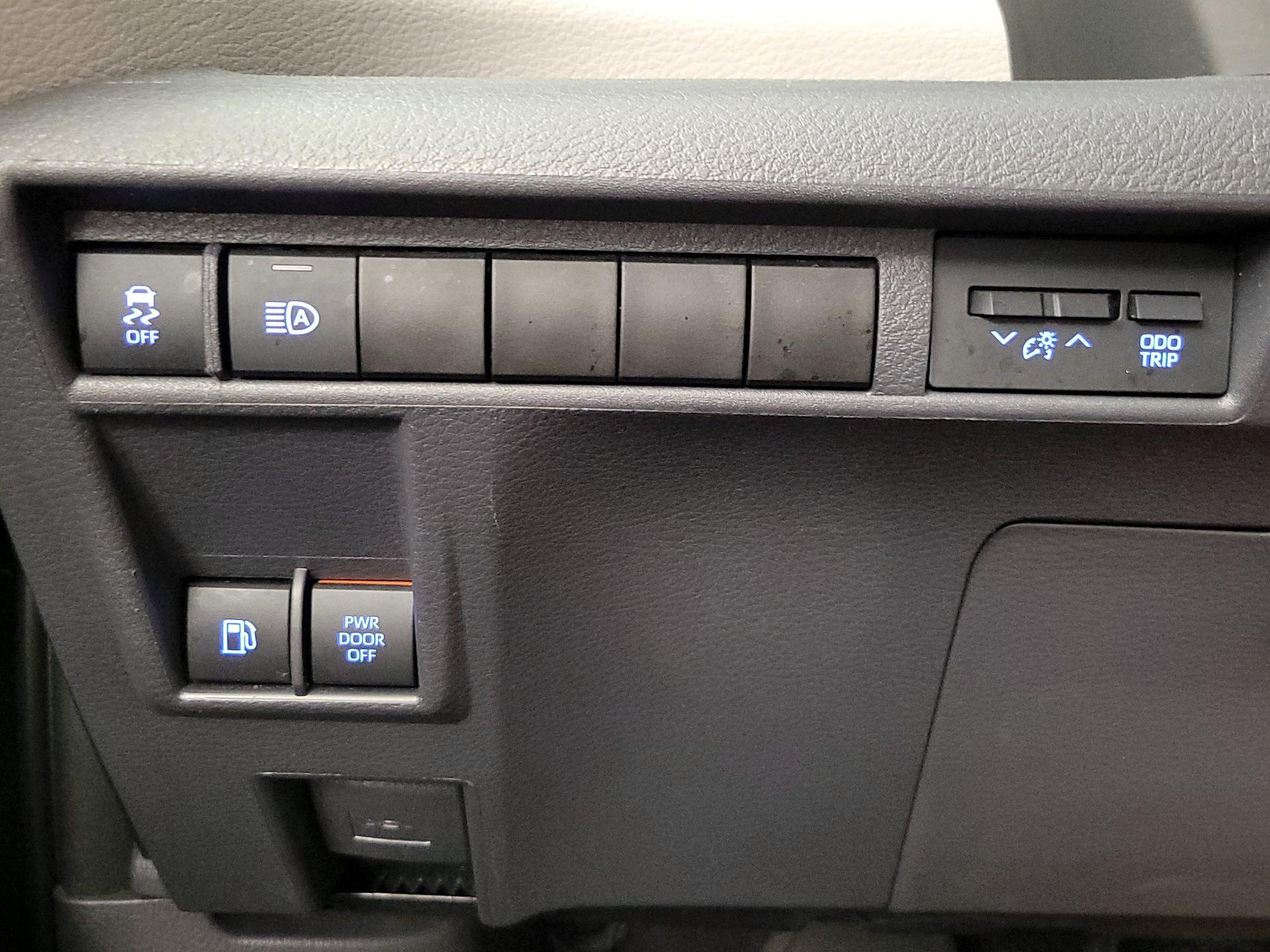 Thumbnail: 2022 Toyota Sienna - 13