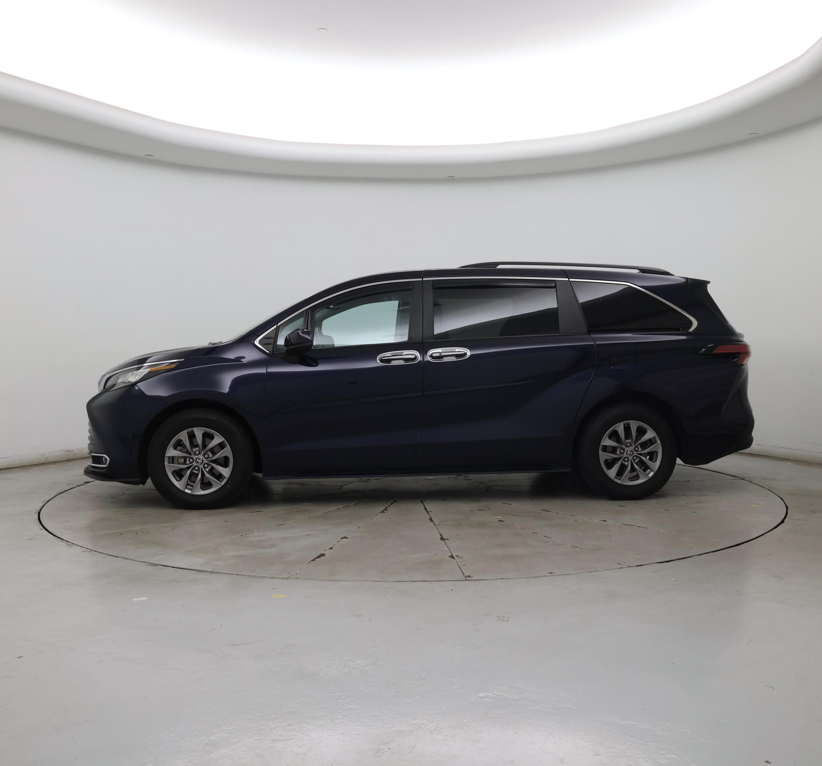 Thumbnail: 2022 Toyota Sienna - 3