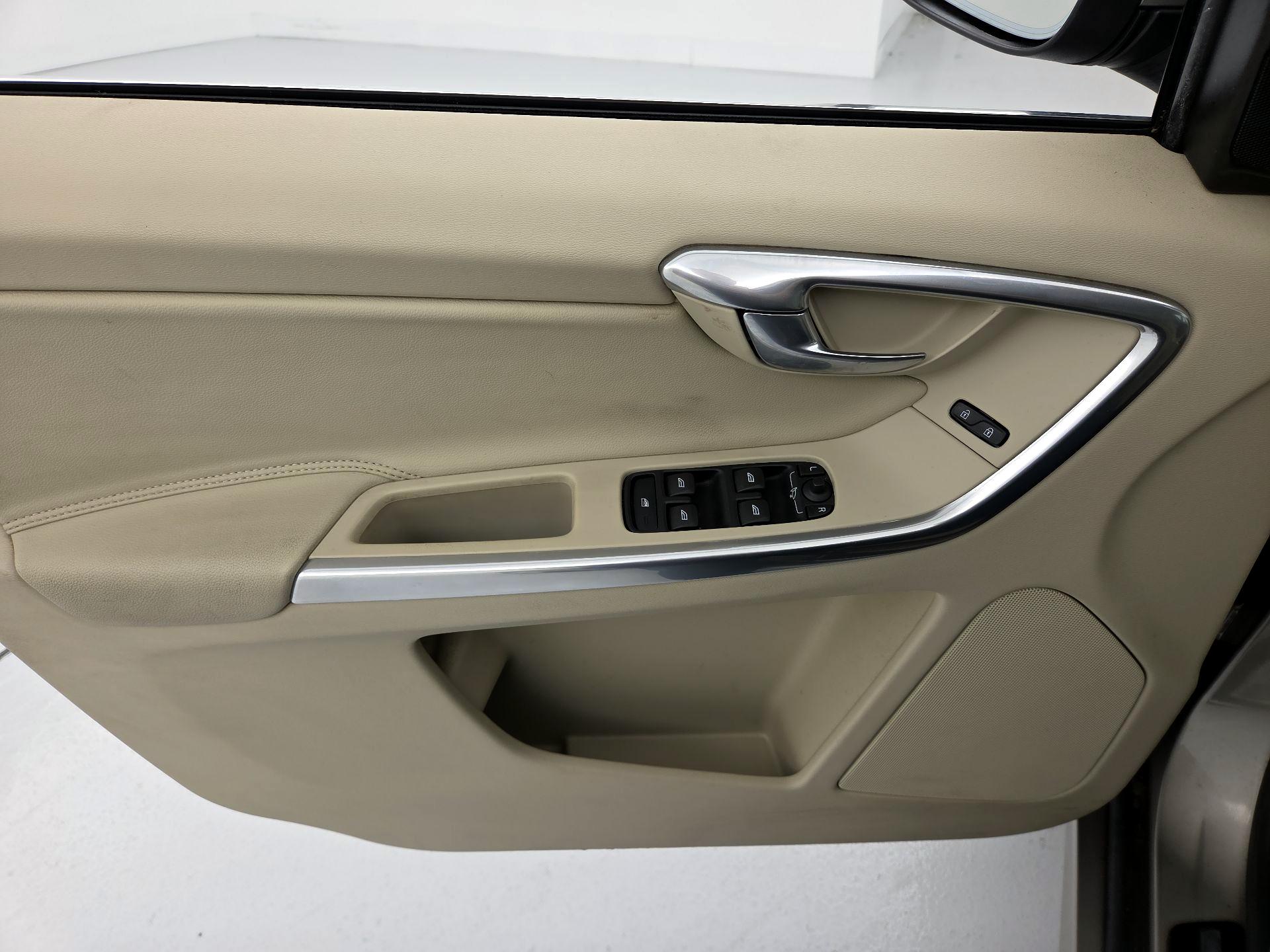 Thumbnail: 2016 Volvo XC60 - 12
