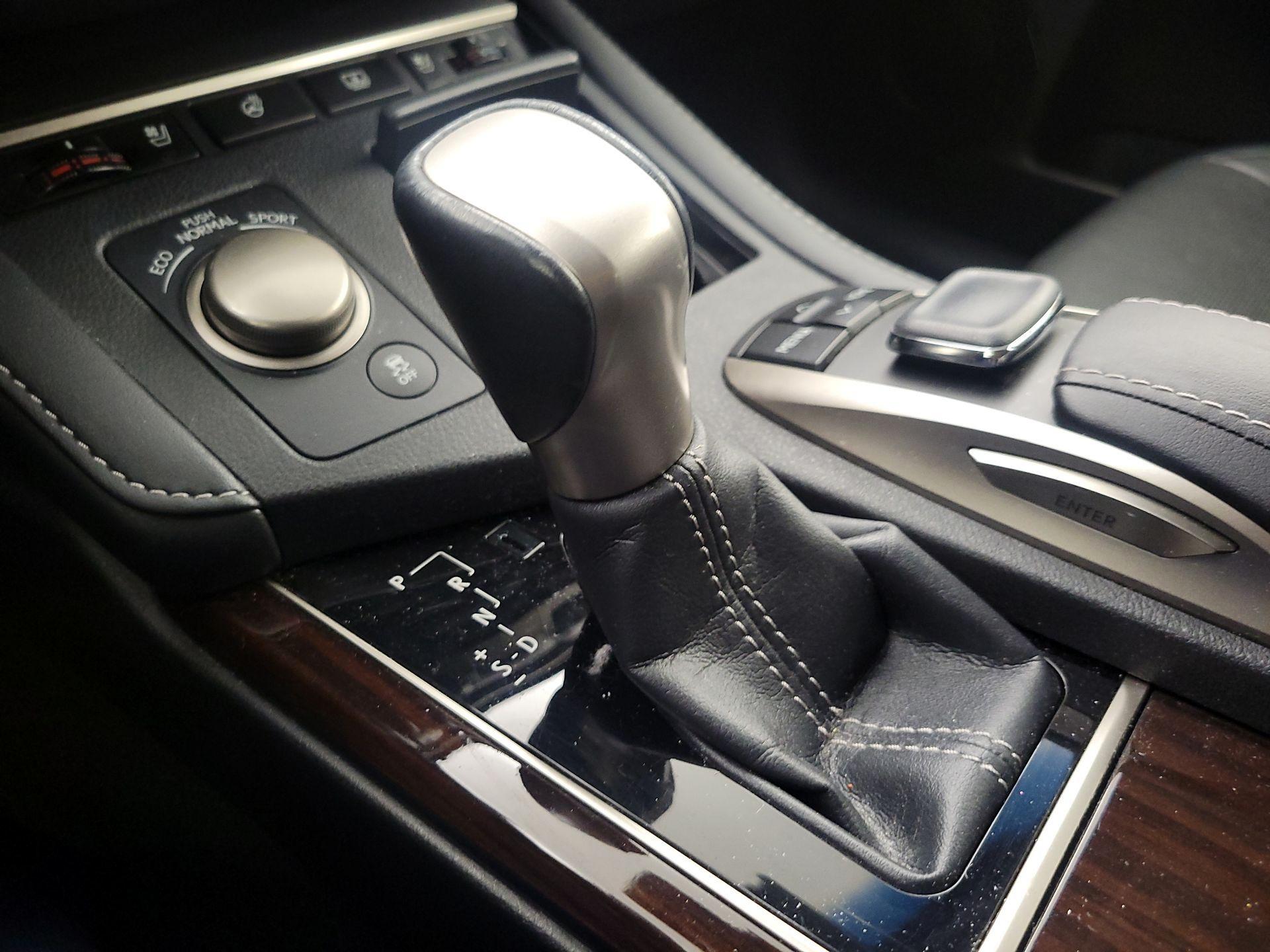 Thumbnail: 2016 Lexus ES - 18