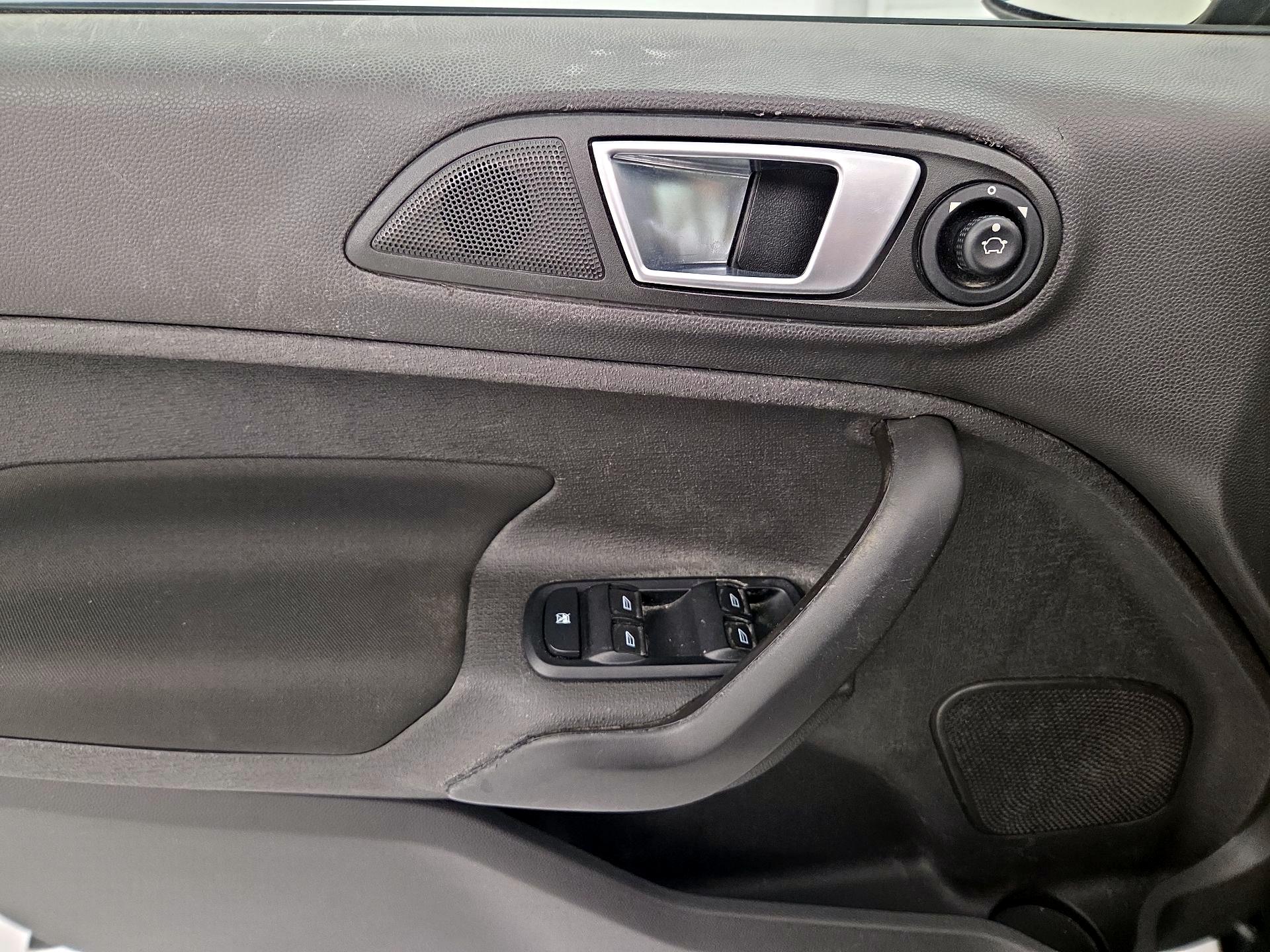 Thumbnail: 2016 Ford Fiesta - 12