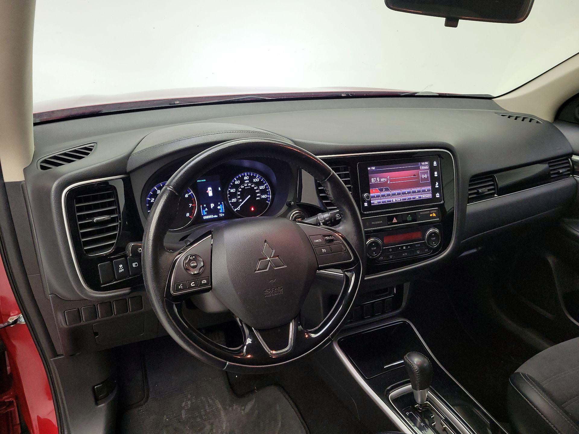 Thumbnail: 2019 Mitsubishi Outlander - 9