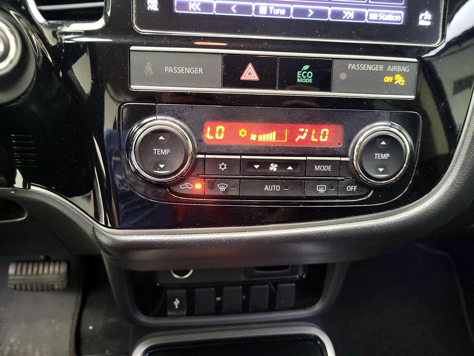 Thumbnail: 2019 Mitsubishi Outlander - 16