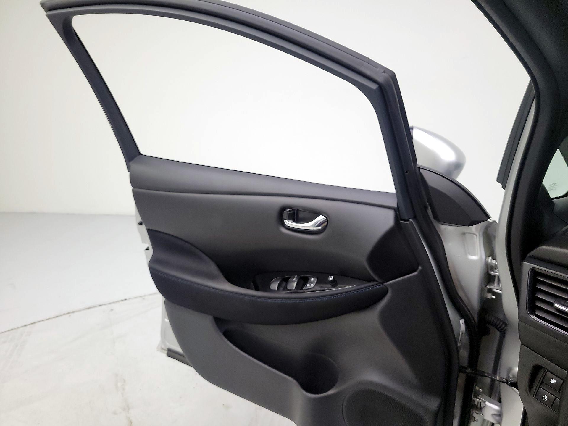 Thumbnail: 2021 Nissan Leaf - 12